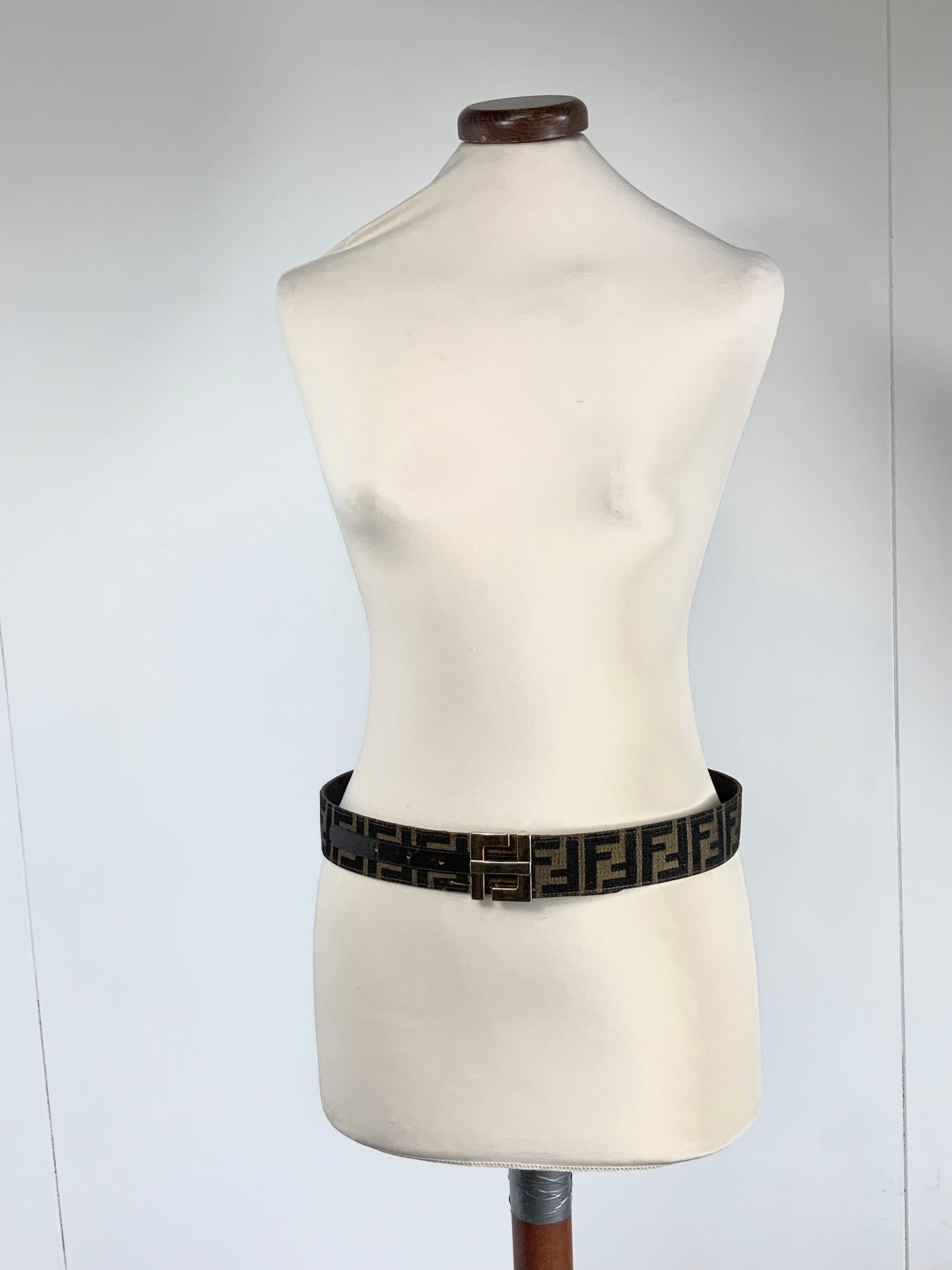 FENDI BELT.
In leather and monogram fabric.
Golden hardware but oxidized, as shown in the photos.
Size indicated 80/32.
92 cm long
4 cm high
Vintage and preloved item.
As you can see from the photos, it shows signs of use and some pulled threads.