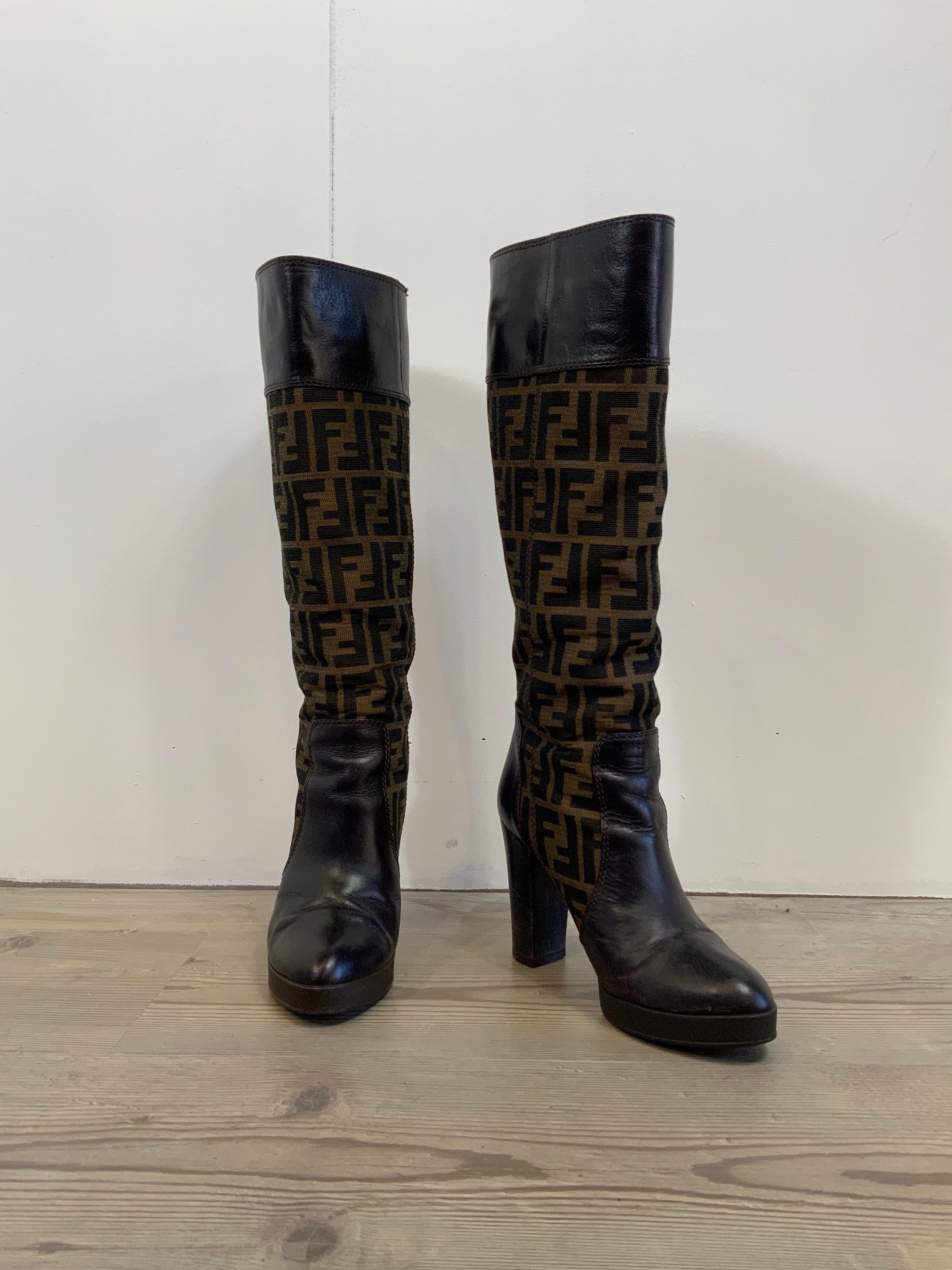 Fendi Boots.
Classic all over monogram zucca fabric plus leather details.
Size 36,5 Italian.
Heels: 9,5 cm
Plateau: 2 cm
Total Length: 45 cm
They comes with original box.
Conditions: Good- Previously owned and gently worn, with little signs of use.