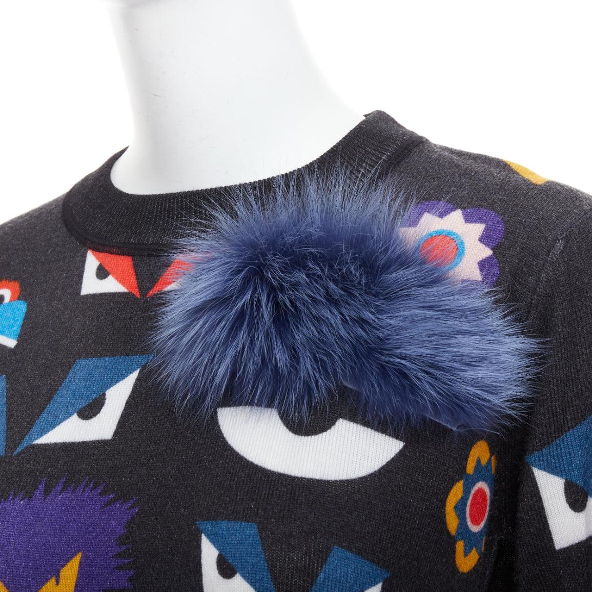 Pull FENDI Monster Bug Eye imprimé en laine vierge noire avec garniture en fourrure IT40 S
Référence : MECG/A00073
Marque : Fendi
Designer : Karl Lagerfeld
Collectional : Monster Bug
MATERIAL : Laine vierge
Couleur : noir, multicolore
Motif : Dessin