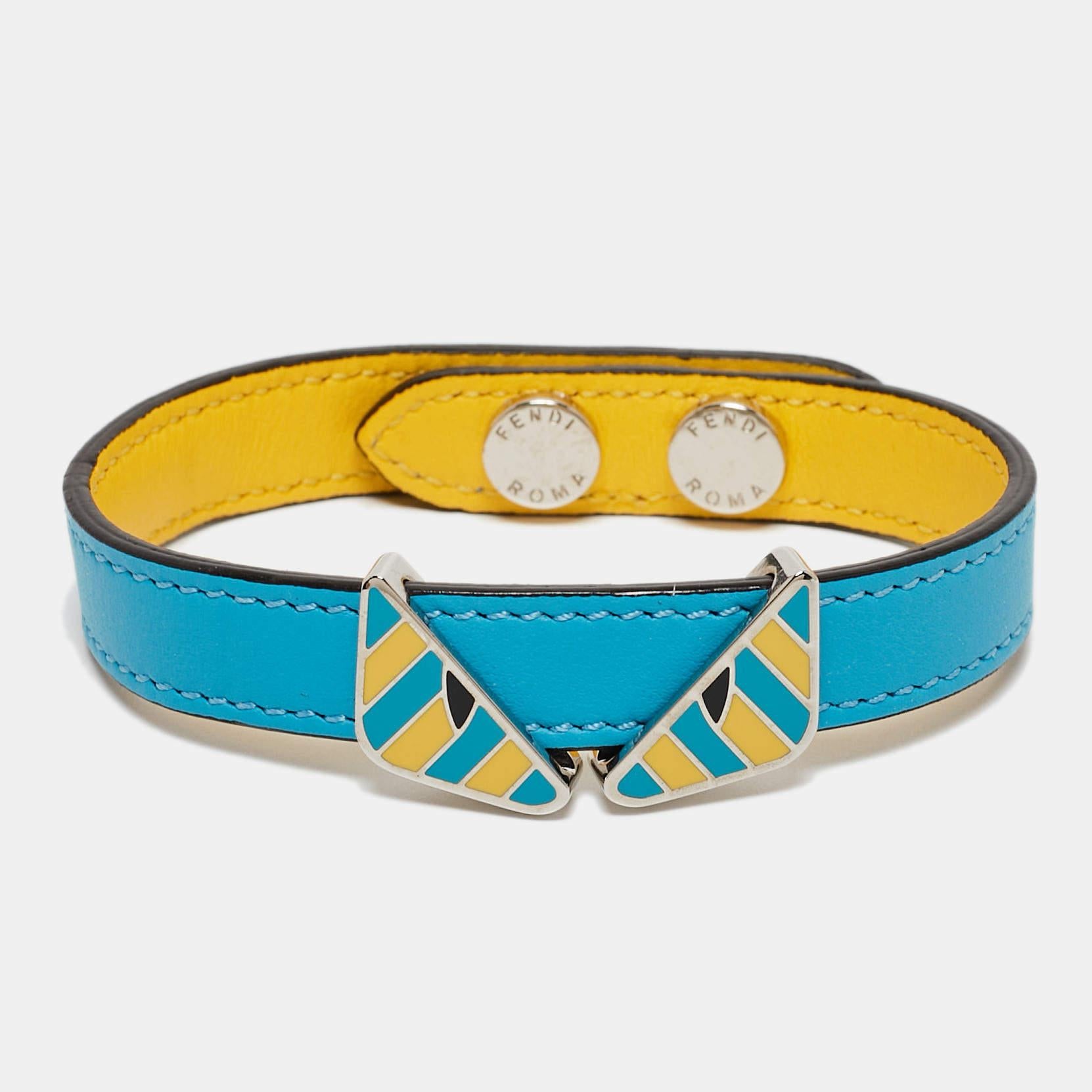 Les accessoires qui ont beaucoup de style valent la peine d'être achetés, comme ce bracelet enveloppant de Fendi. Il est fabriqué en cuir bicolore et porte des yeux de monstre en émail.

