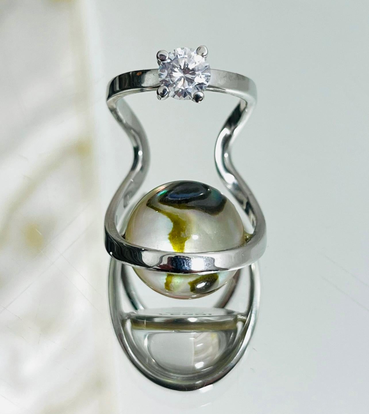 Fendi Mother-Of-Pearl & Crystal Palladium Ring

Silver double ring designed with sparkling galaxy-look Mother-Of-Pearl gem.

Featuring square crystal centre held between symmetrical silver clusters.

Size – 54EU

Condition – Very Good

Composition –
