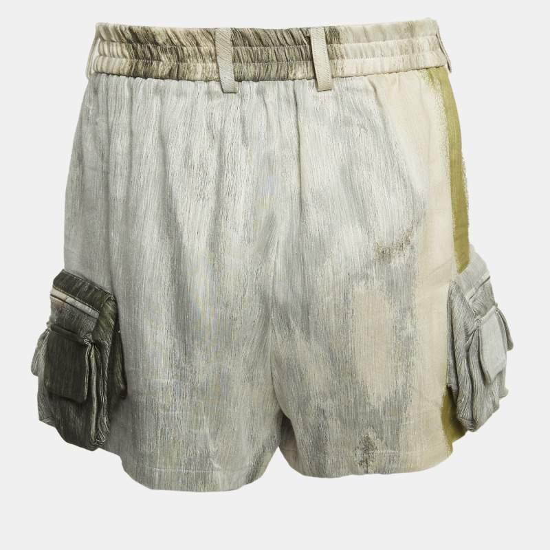 Entspannte Tage verlangen nach einem Paar Shorts wie dieser. Die aus hochwertigem Stoff genähten Designer-Shorts sind mit einem Knopfverschluss und sechs Taschen ausgestattet.

