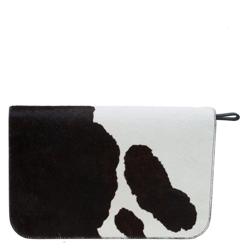 Multicoloured printed calf hair lends textural appeal to this structured leather ‘2Jours’ envelope clutch by Fendi. It features an envelope flat with refined V-shaped Fendi plaque at the edge. Secured with a magnetic closure, it opens to a fabric-