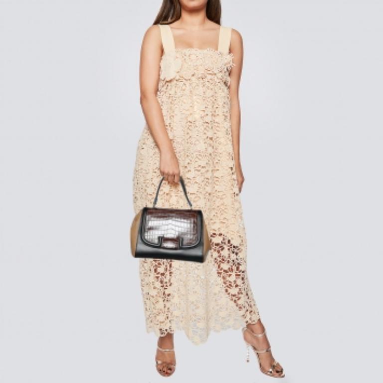 Ce sac Silvana de Fendi a une allure sophistiquée. Confectionné en cuir de crocodile, le sac est maintenu par une anse supérieure et une bandoulière. Le sac est doté de pieds de protection en métal et d'un rabat qui s'ouvre sur un intérieur spacieux