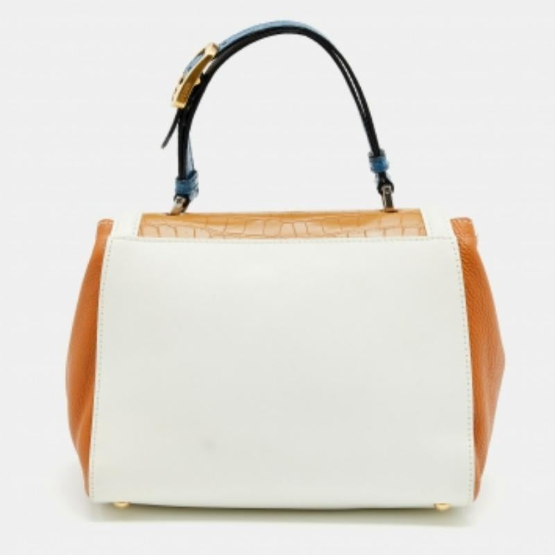 Ce sac Silvana de Fendi a une allure sophistiquée. Confectionné en cuir et en crocodile, le sac est retenu par une anse supérieure et équipé de pieds de protection en métal et d'un rabat qui s'ouvre sur un intérieur spacieux. Associez cette