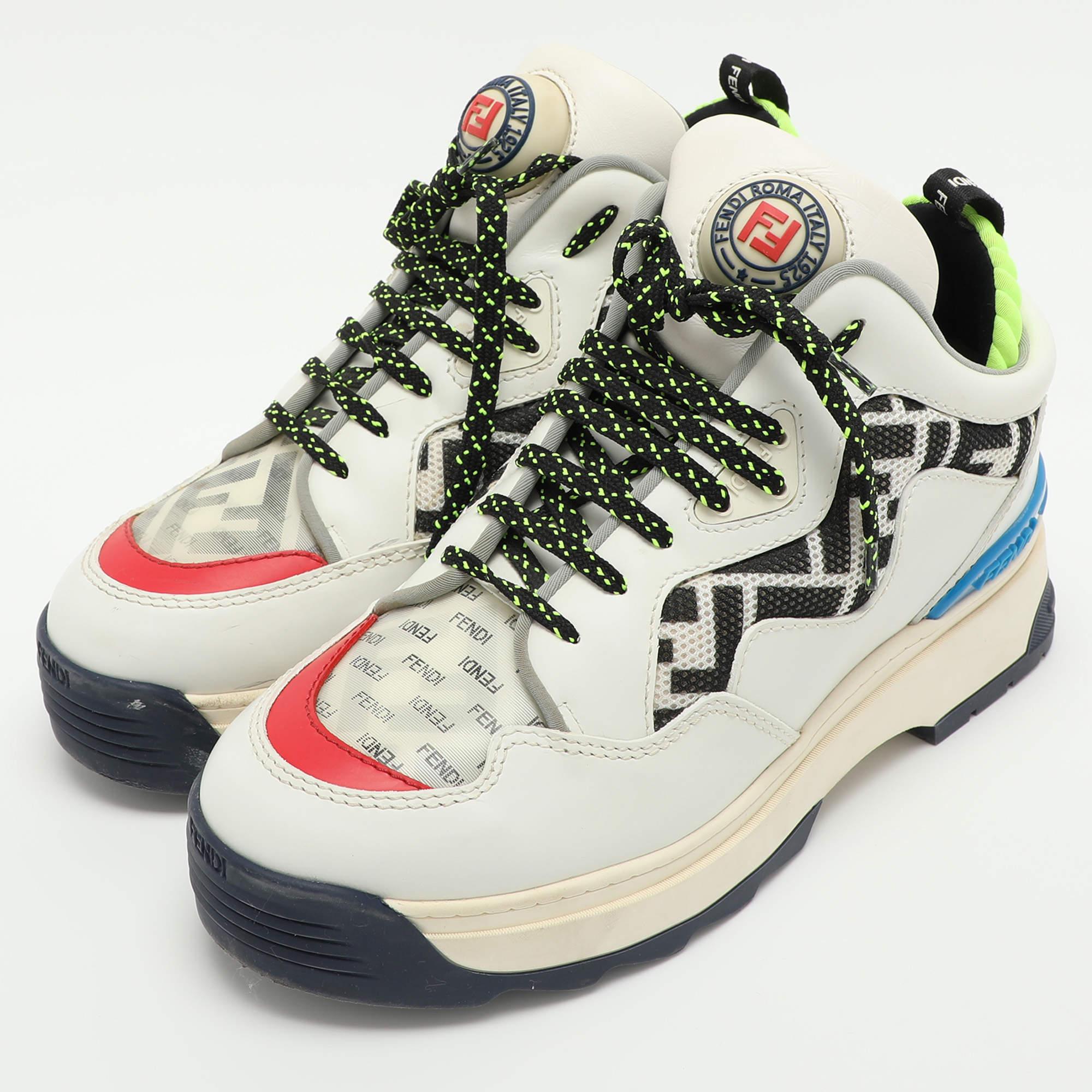 Donnez à votre tenue une touche chic avec cette paire de baskets de marque. La création est cousue à la perfection pour vous permettre de les porter pendant longtemps.