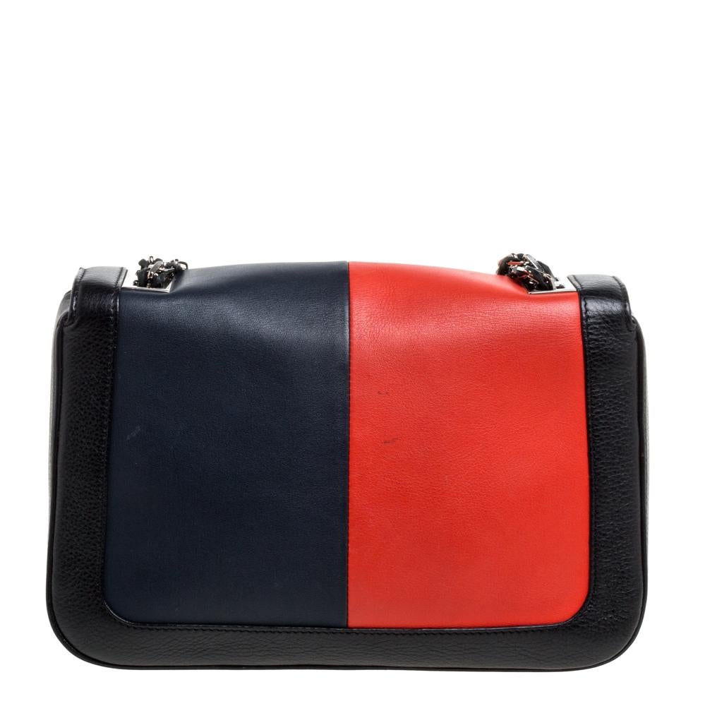 Silvia Venturi Fendi created the Baguette in 1997, and it was an instant rage! Accented with the striking FF logo in silver-tone on the front flap, the piece carries a multicolored leather exterior and a spacious fabric-lined interior sized to hold