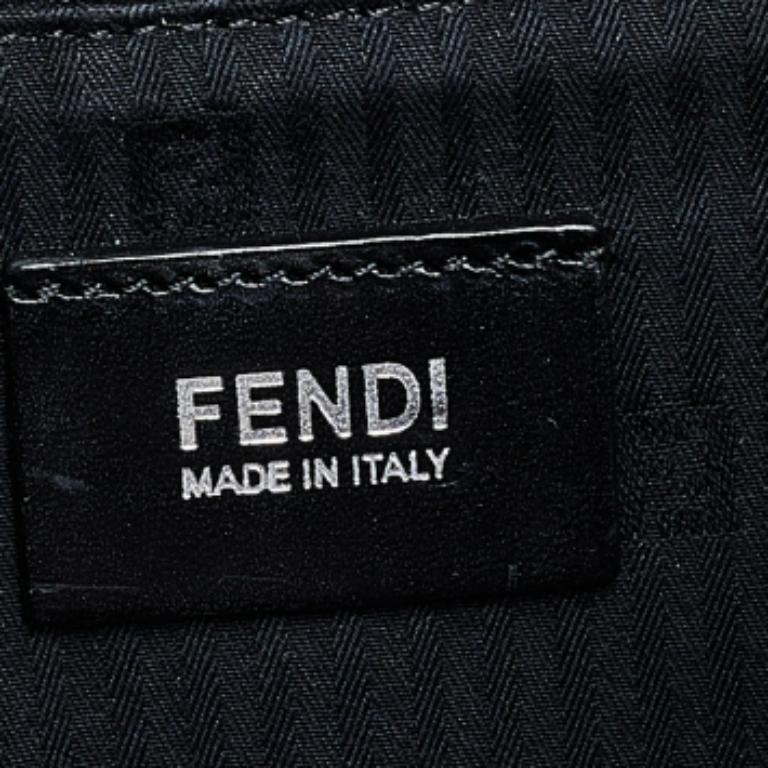Die 2Jours-Tasche von Fendi ist eines der kultigsten Designs des Labels und wird nach wie vor von Frauen auf der ganzen Welt geliebt. Die aus Leder gefertigte Tasche verfügt über doppelt gerollte Griffe und einen Riemen. Er ist mit einem Interieur