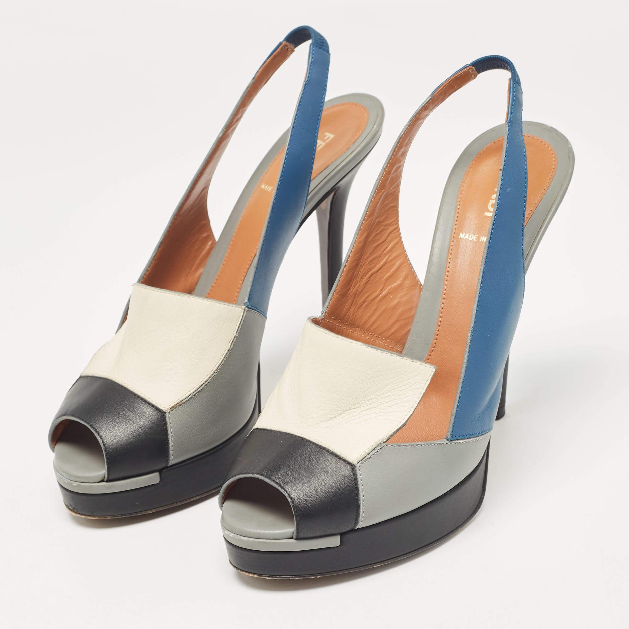These sandals will frame your feet in an elegant manner. Crafted from quality materials they display a classy design and comfortable insoles.