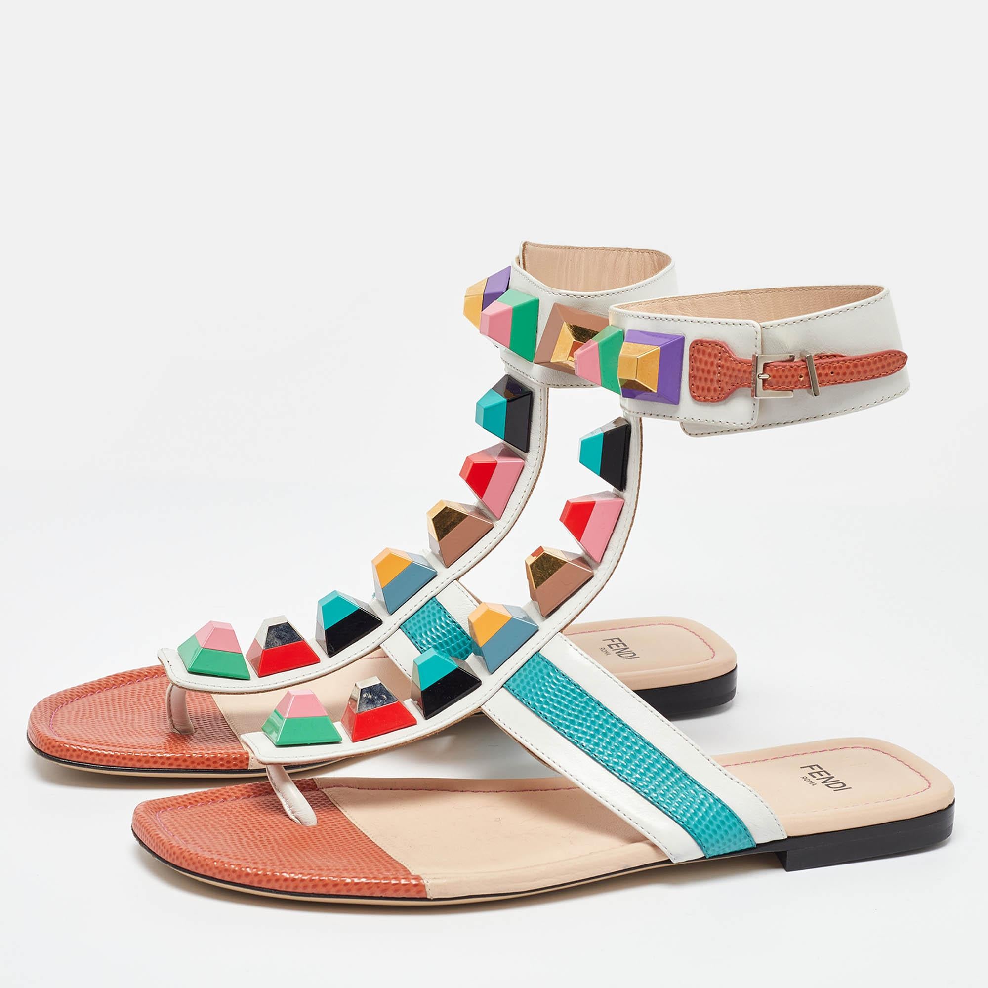 These sandals will frame your feet in an elegant manner. Crafted from quality materials they display a classy design and comfortable insoles.