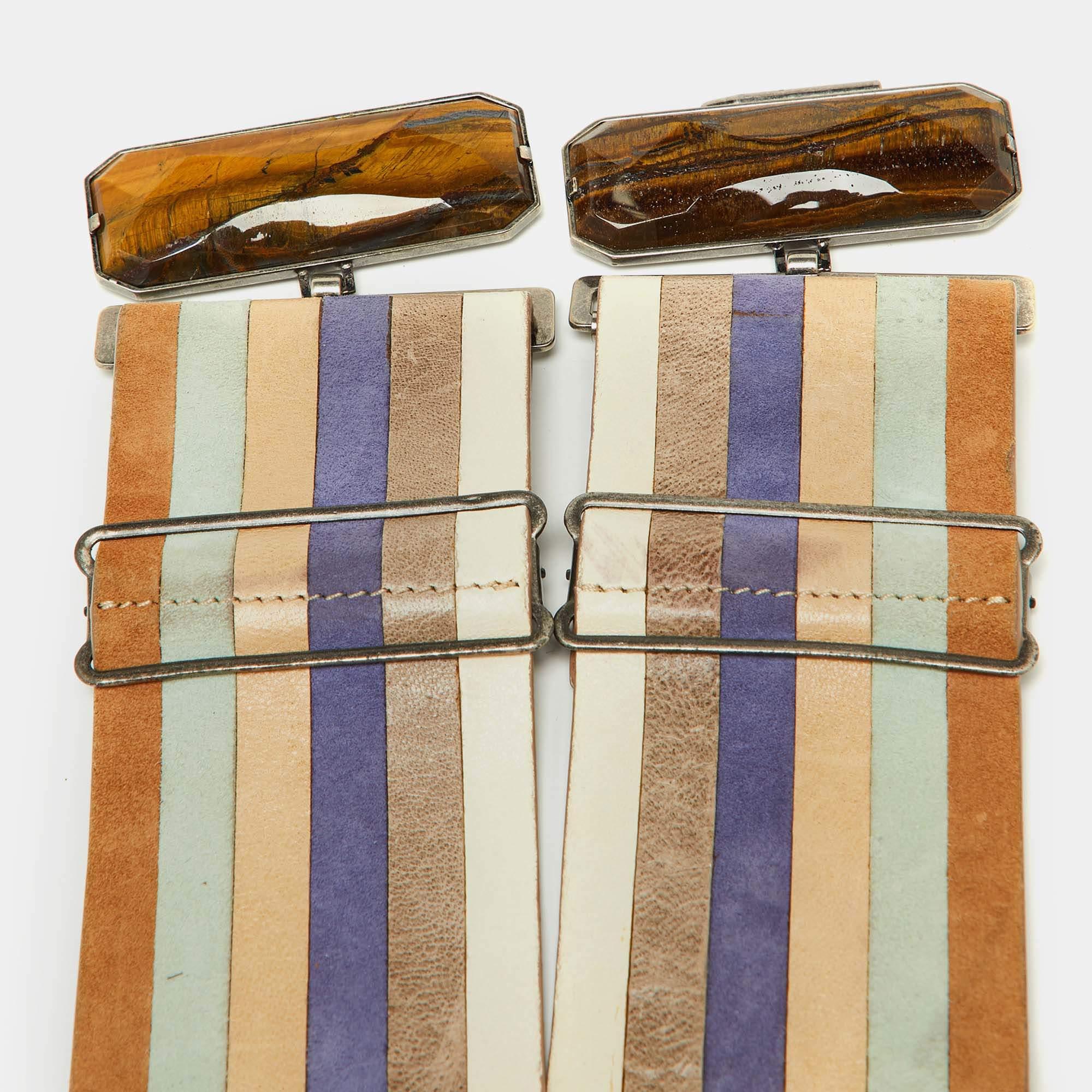 This designer belt brings a fashionable appeal. Crafted from durable material it will pair well with most outfits and it is 70cm in length. The branded buckle on front lends it a signature touch.