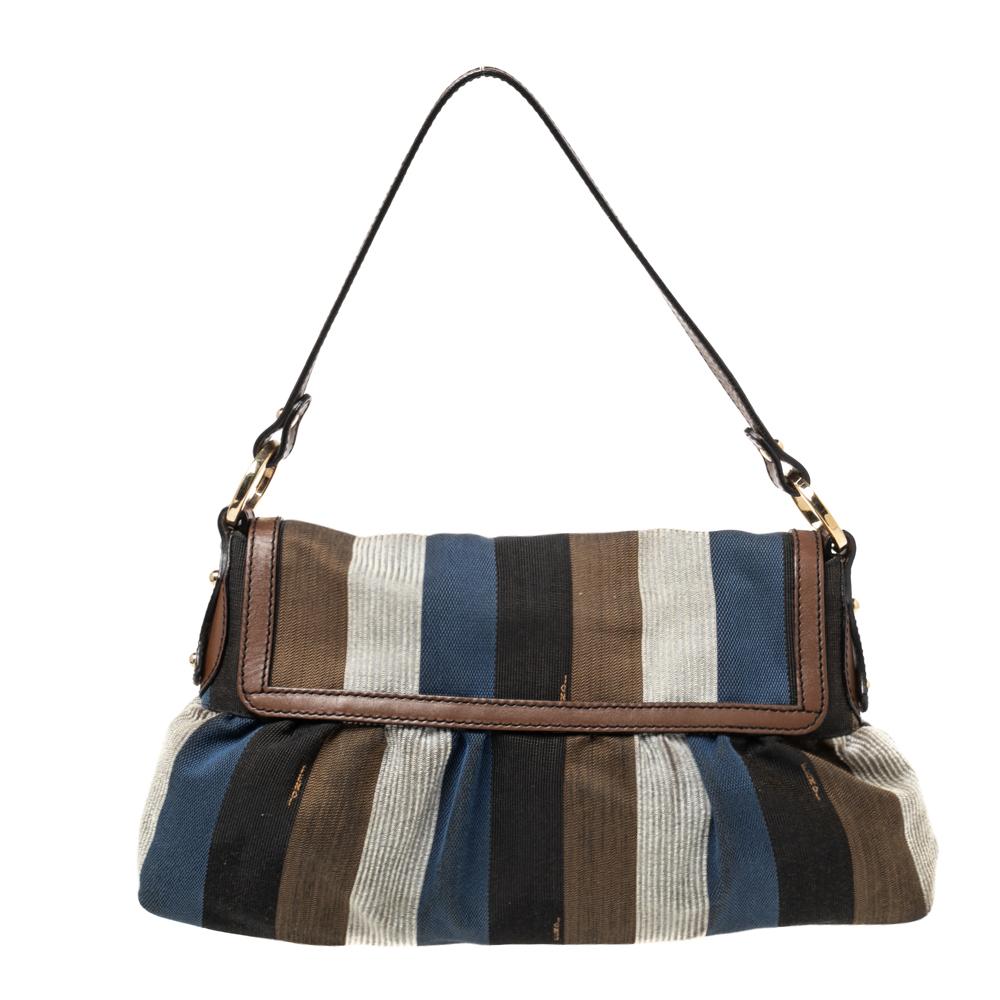 This Chef shoulder bag from the House of Fendi speaks style and elegance in every way. It has been designed using multicolored Pequin-striped canvas, with a gold-tone accent perched on the front. It comes with a single handle, leather trims, and a