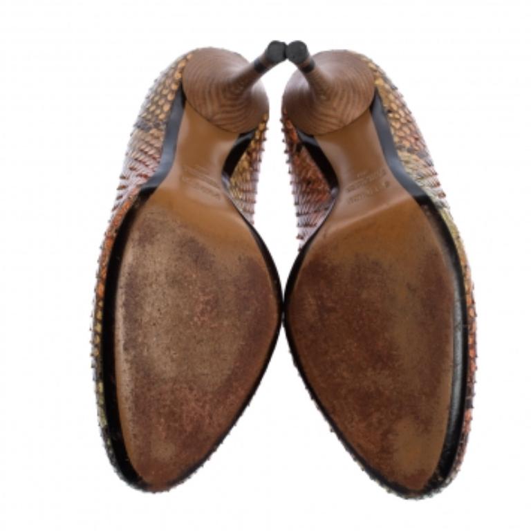 Fashion-forward and chic, these fabulously designed pumps from Fendi are a statement pair. They have been crafted from python and feature almond toes. They are equipped with comfortable leather-lined insoles and elevated on 9 cm heels. They'll look