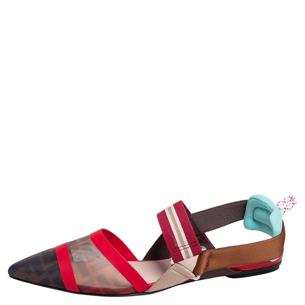 Mit den Colibri Sandalen von Fendi legen Sie die Messlatte für Ihren Stil immer höher. Sie sind aus mit Zucca bedrucktem Mesh gefertigt und zeigen sich in verschiedenen Farbtönen. Sie sind mit spitzen Zehen:: silberfarbenen Beschlägen und eleganten