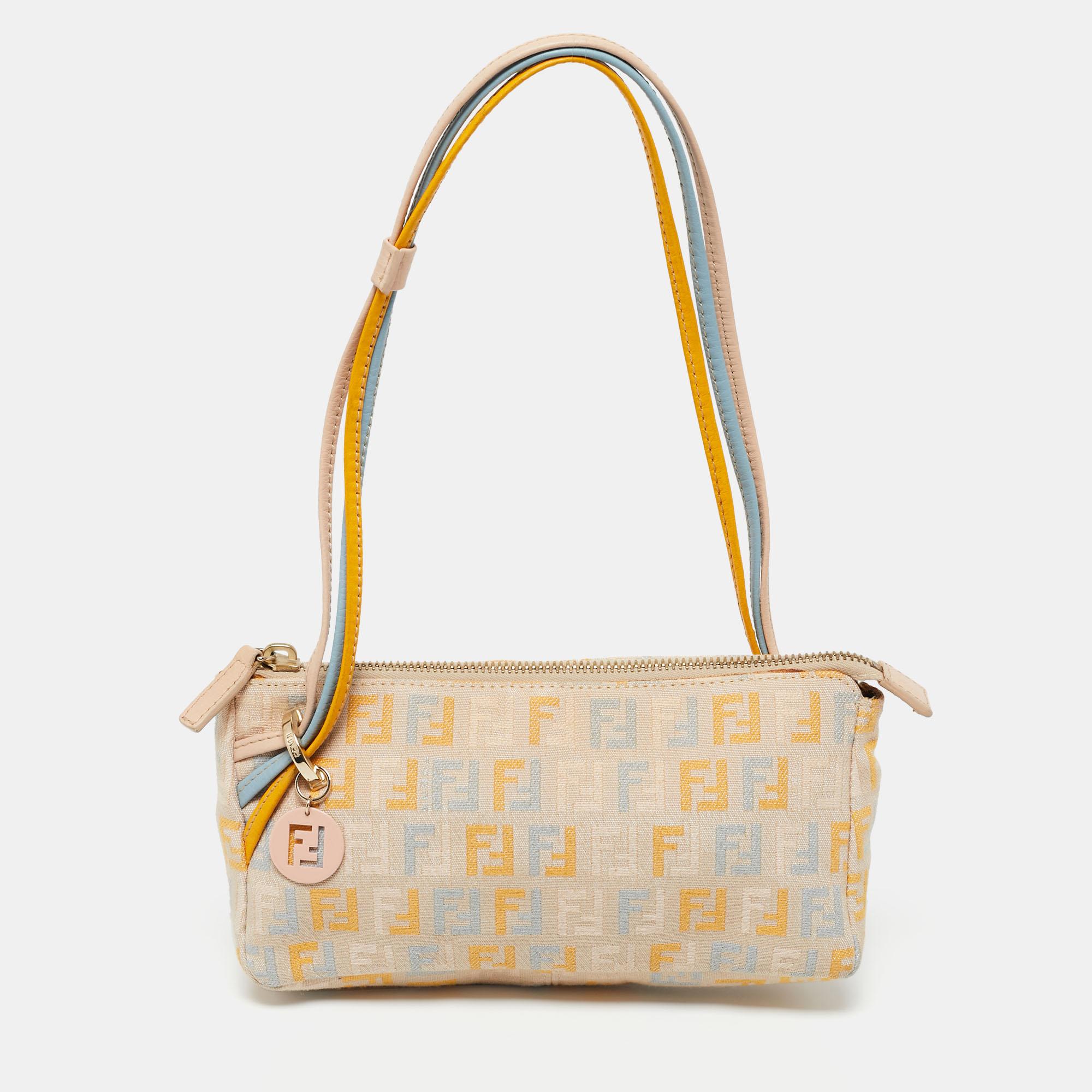 Make a chic style statement with this baguette from the House of Fendi. It has been designed using multicolored Zucchino canvas and leather on the exterior. It is supported by a single sturdy handle and is adorned with gold-tone hardware. Carry this