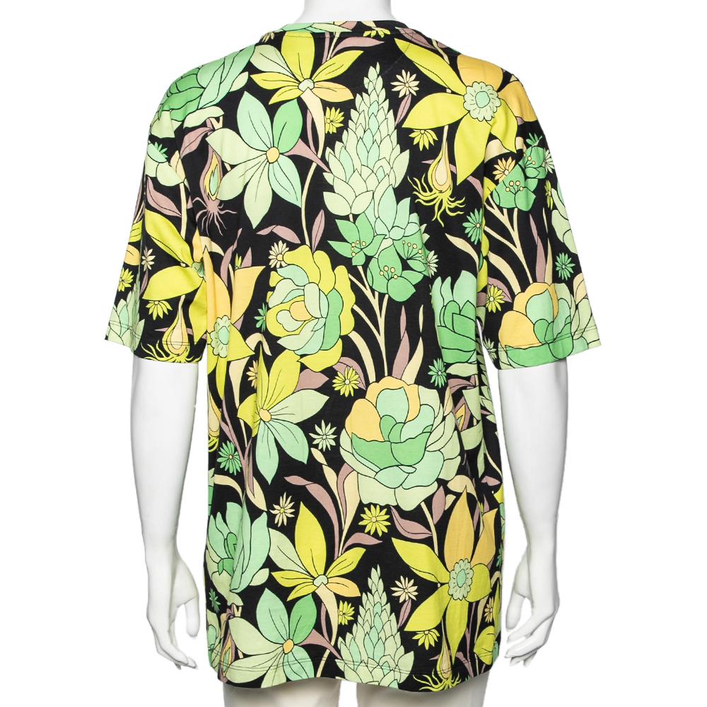 Wear this bright multicolored T-shirt from Fendi for the next vacation. It is made from cotton and flaunts a lovely floral print all over. Short sleeves and the FF motif detail on the front finish off this artistic creation. Pair it with shorts and