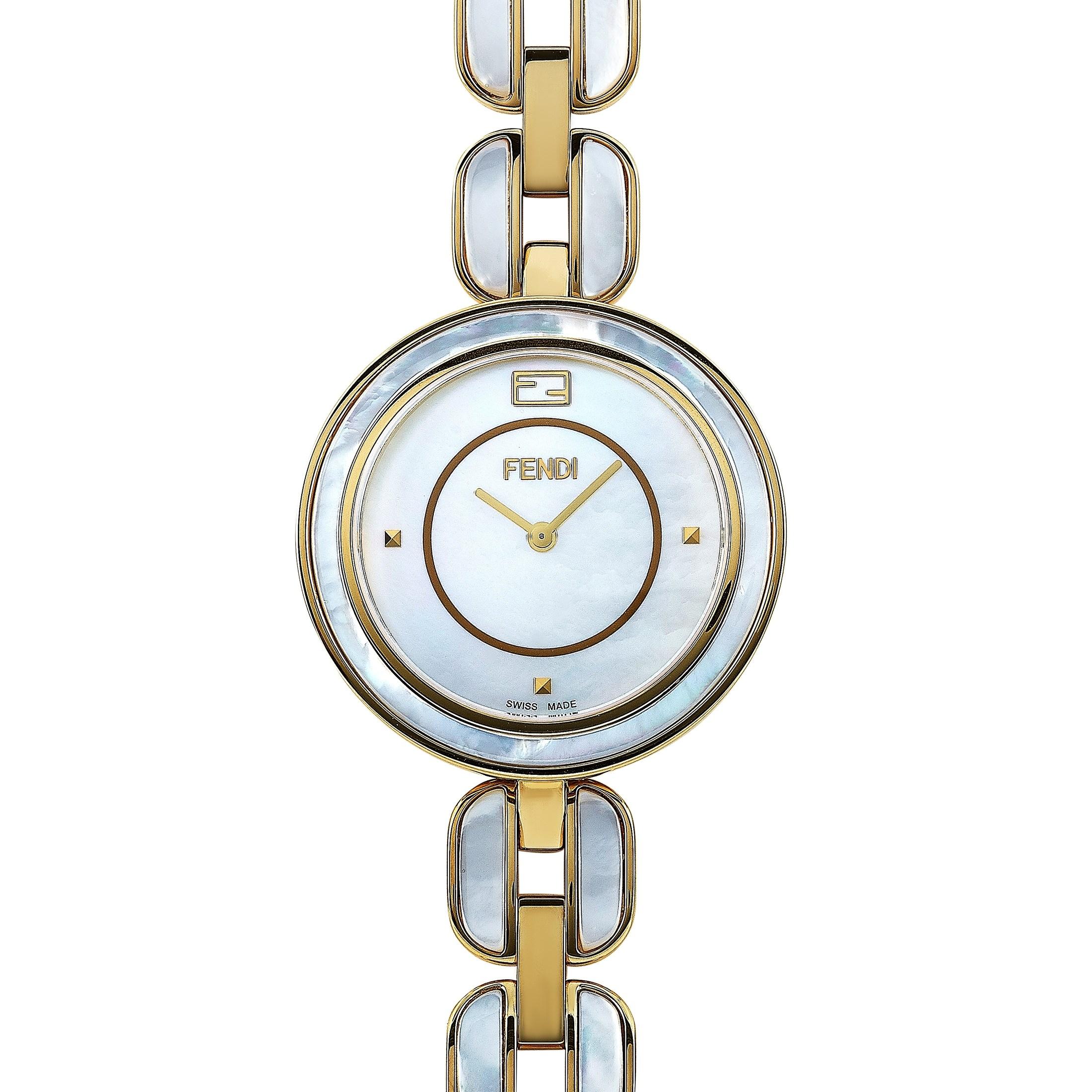 Die Fendi My Way Uhr mit der Referenznummer F361434500 verfügt über ein 36 mm großes, goldfarbenes Edelstahlgehäuse mit einer Lünette mit Perlmutt-Intarsien. Das Gehäuse ist an einem goldfarbenen Edelstahlarmband mit Perlmutteinsätzen befestigt.