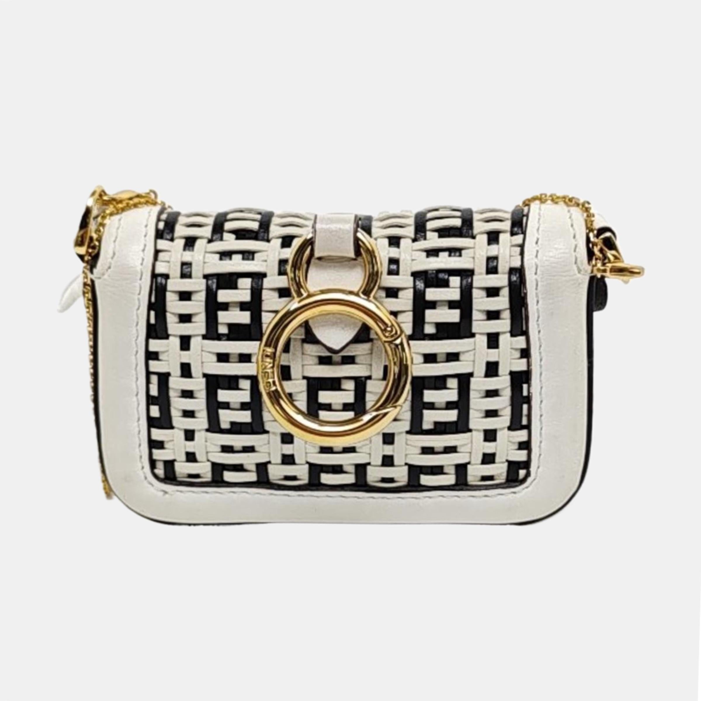 Fendi Nano Baguette Charm Schwarz und Weiß gewebtes Leder Gold Hardware Damen im Angebot