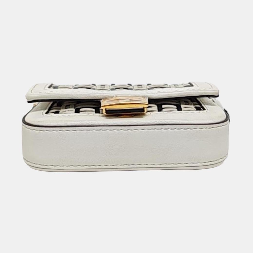Fendi Nano Baguette Charm Schwarz und Weiß gewebtes Leder Gold Hardware im Angebot 1