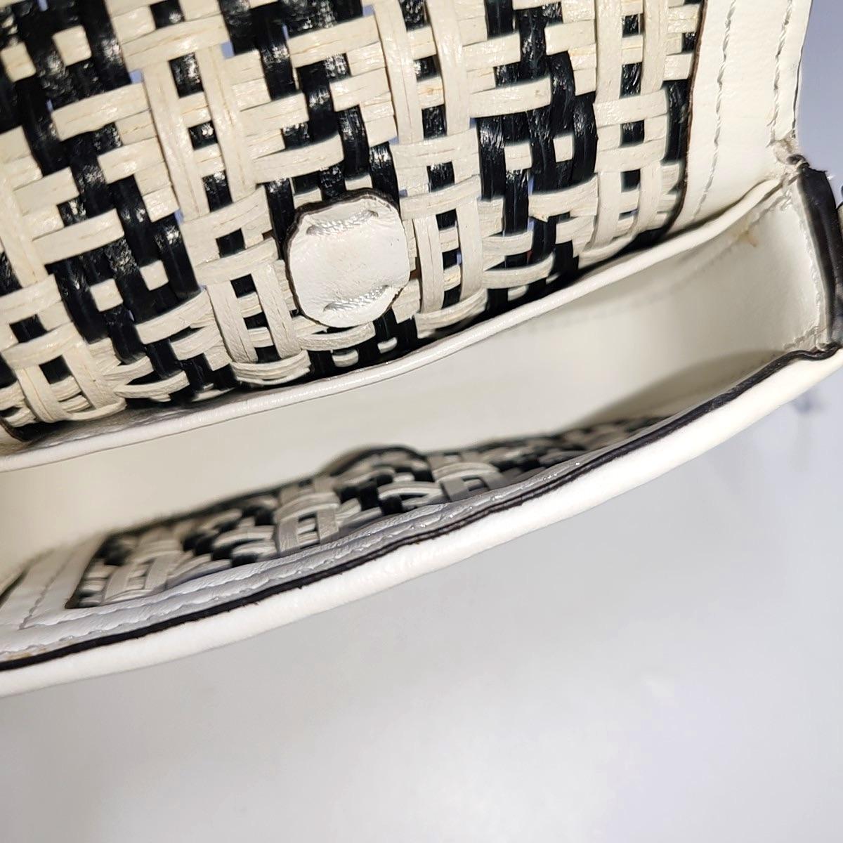 Fendi Nano Baguette Charm Schwarz und Weiß gewebtes Leder Gold Hardware im Angebot 2