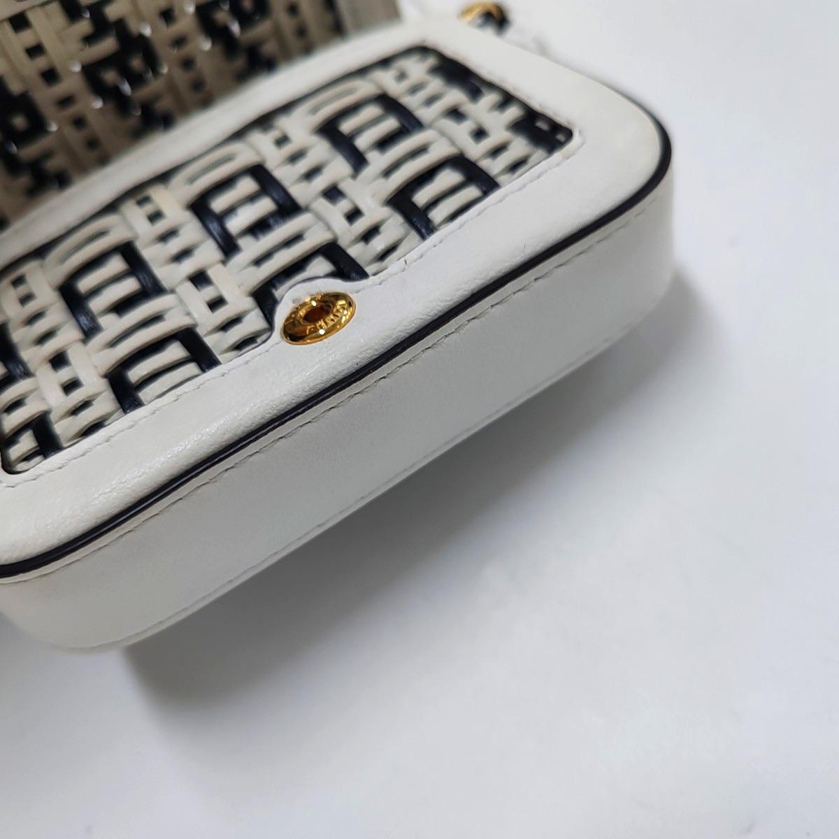 Fendi Nano Baguette Charm Schwarz und Weiß gewebtes Leder Gold Hardware im Angebot 4