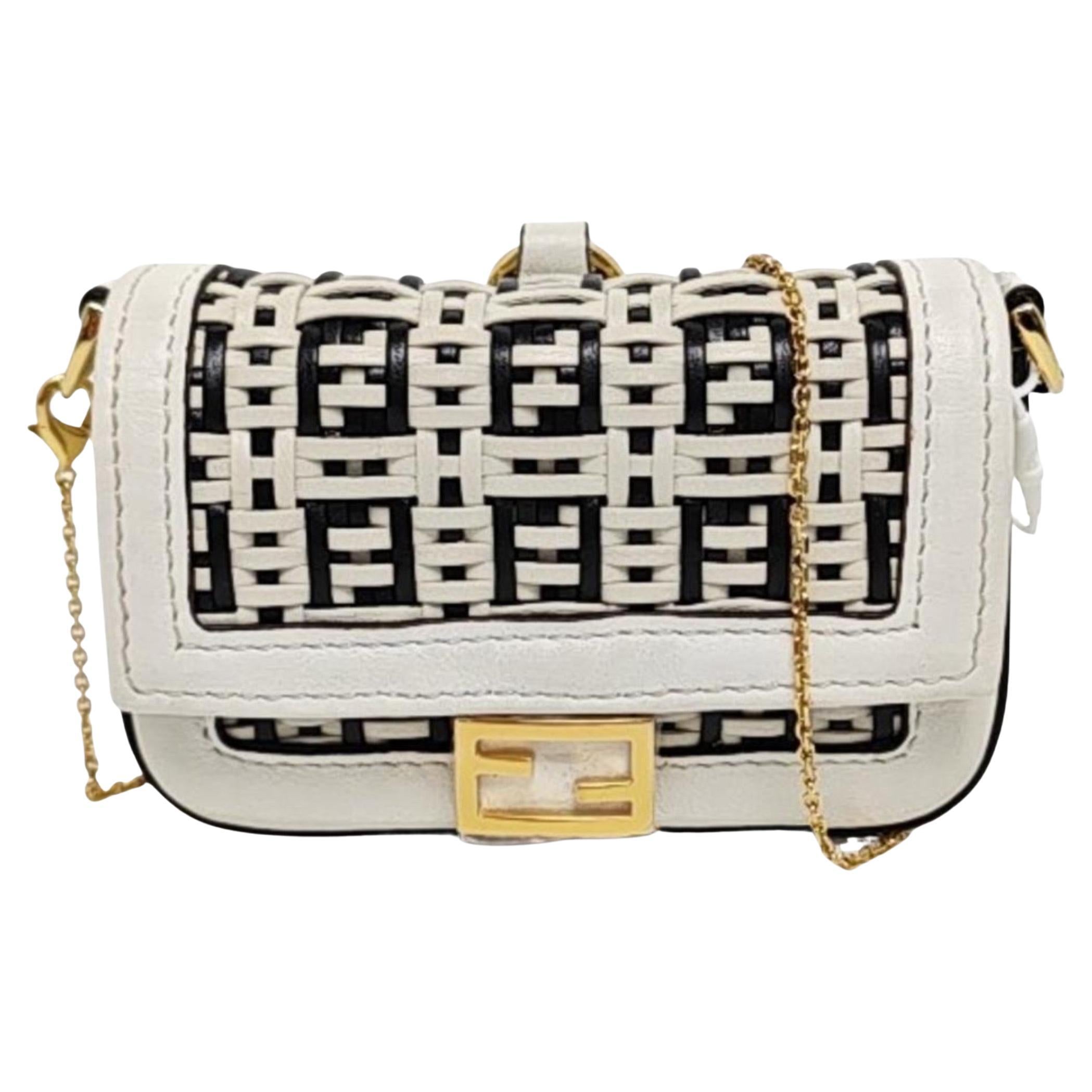 Fendi Nano Baguette Charm Schwarz und Weiß gewebtes Leder Gold Hardware im Angebot