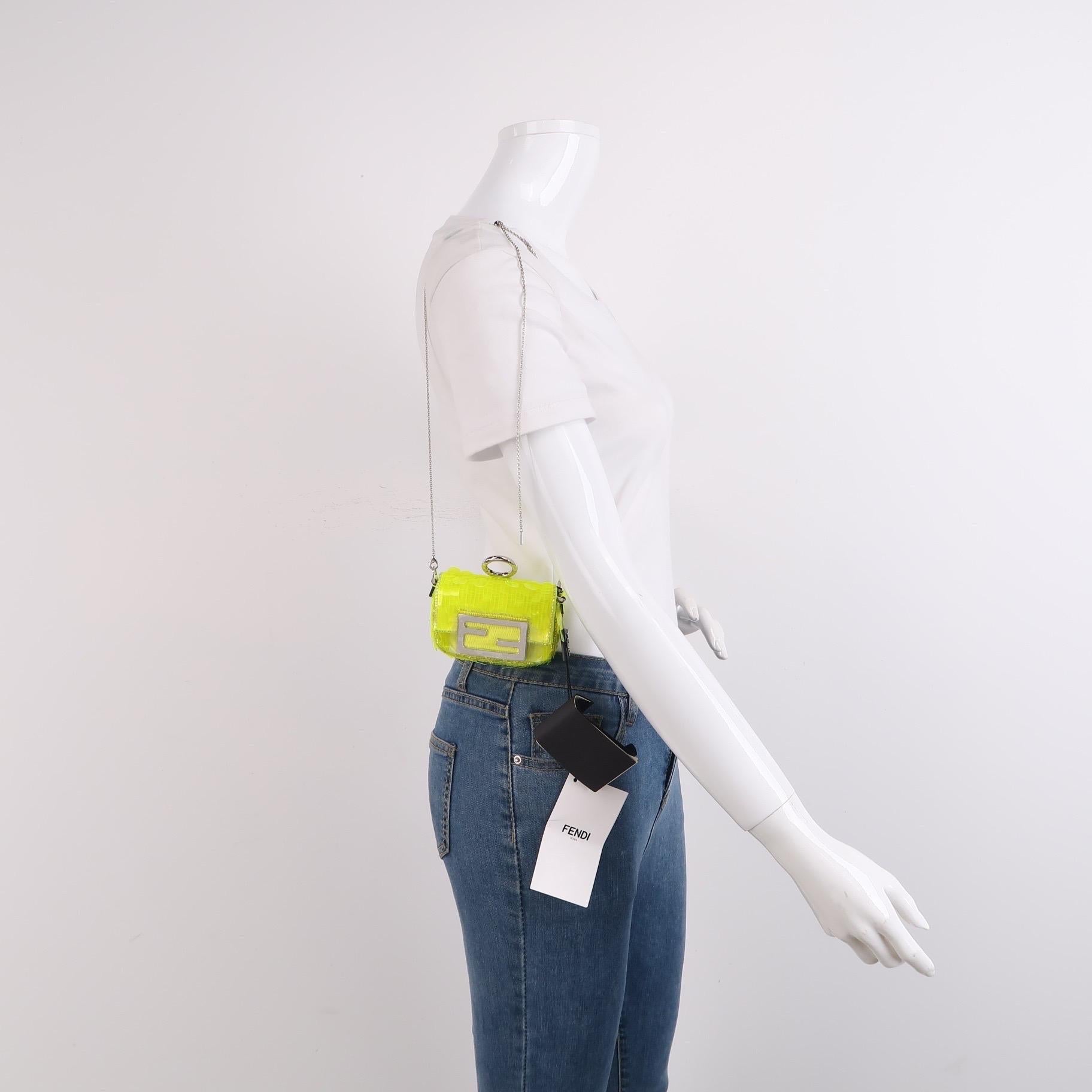 CONDIZIONI: NUOVO

Graffi leggeri sulla fibbia anteriore

DETTAGLI

Fendi 
Nano Baguette
Colore: giallo
Viene fornito con una catena
Larghezza 4,75