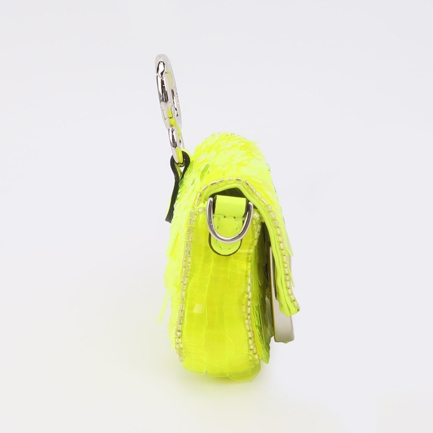 Giallo Fendi Nano Baguette Charm Paillettes giallo neon con catena in vendita