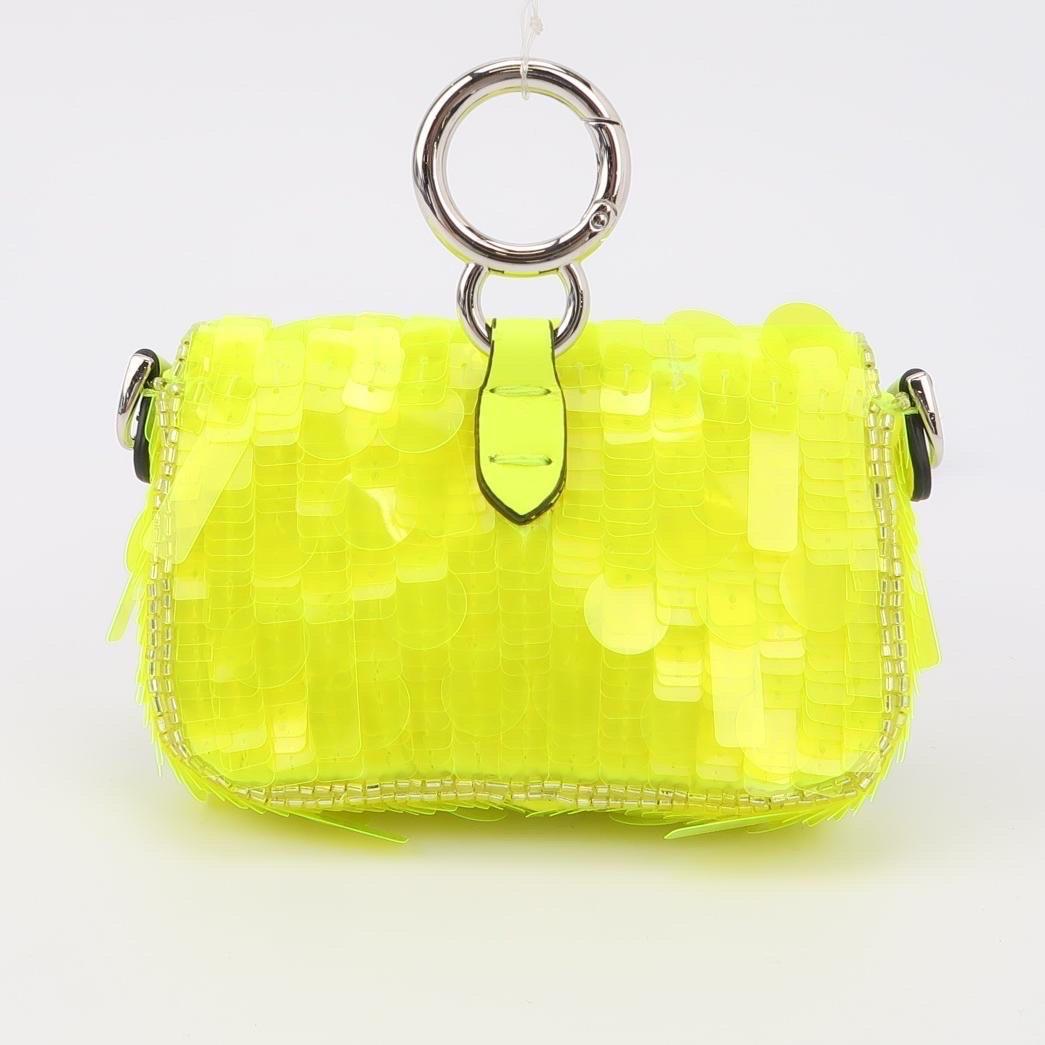 Fendi Nano Baguette Charm Paillettes giallo neon con catena In condizioni ottime in vendita a AUBERVILLIERS, FR