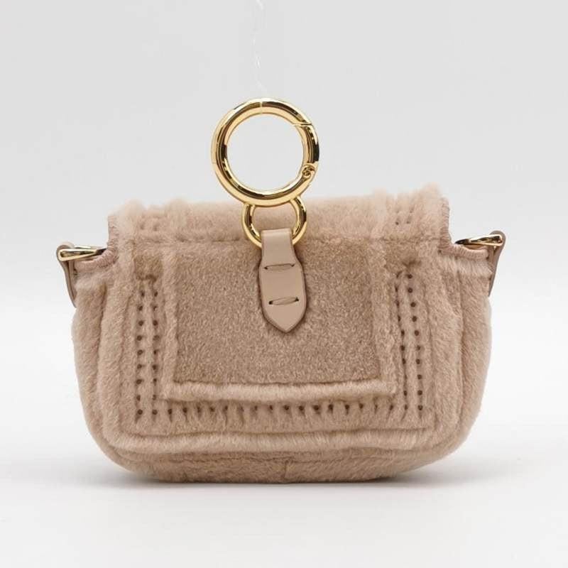 Donna Fendi Nano Baguette Charm in pelliccia di visone rosa con catena in vendita