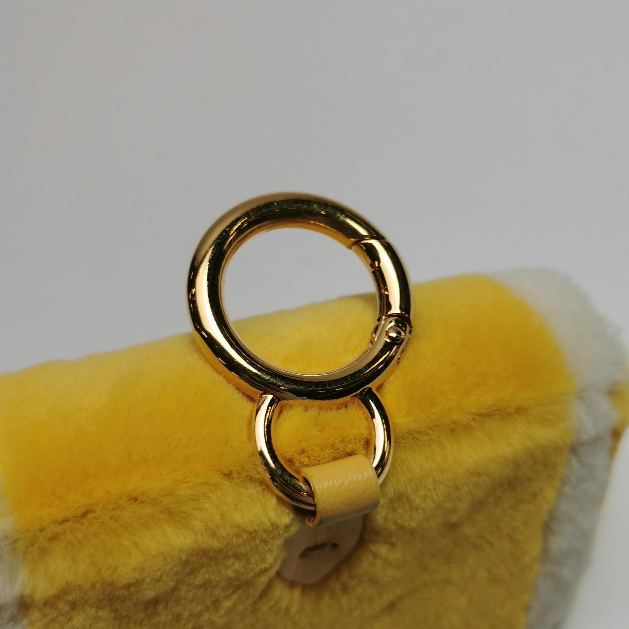 Fendi Nano Baguette Charm jaune fourrure synthétique avec chaîne en vente 5