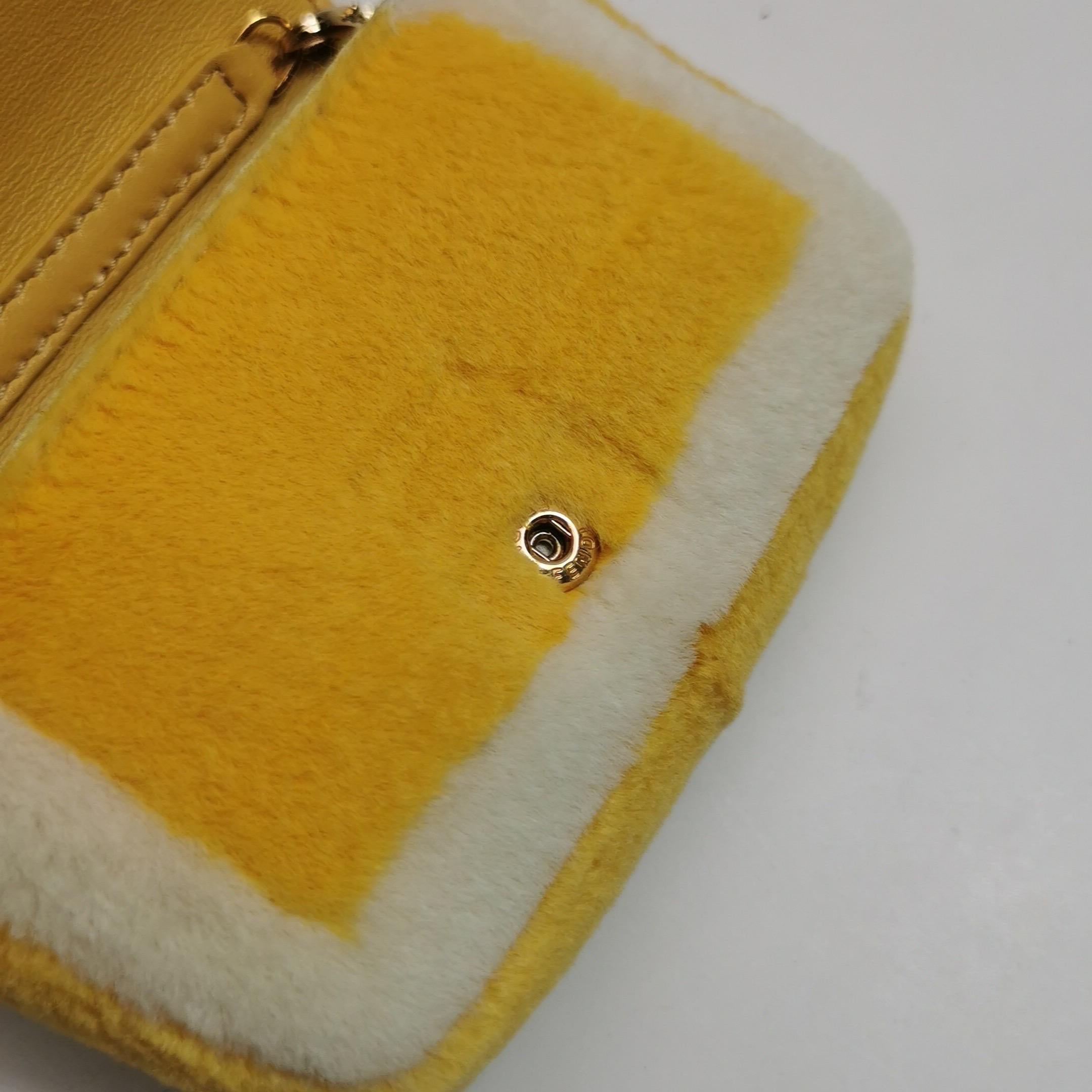 Fendi Nano Baguette Charm jaune fourrure synthétique avec chaîne en vente 6