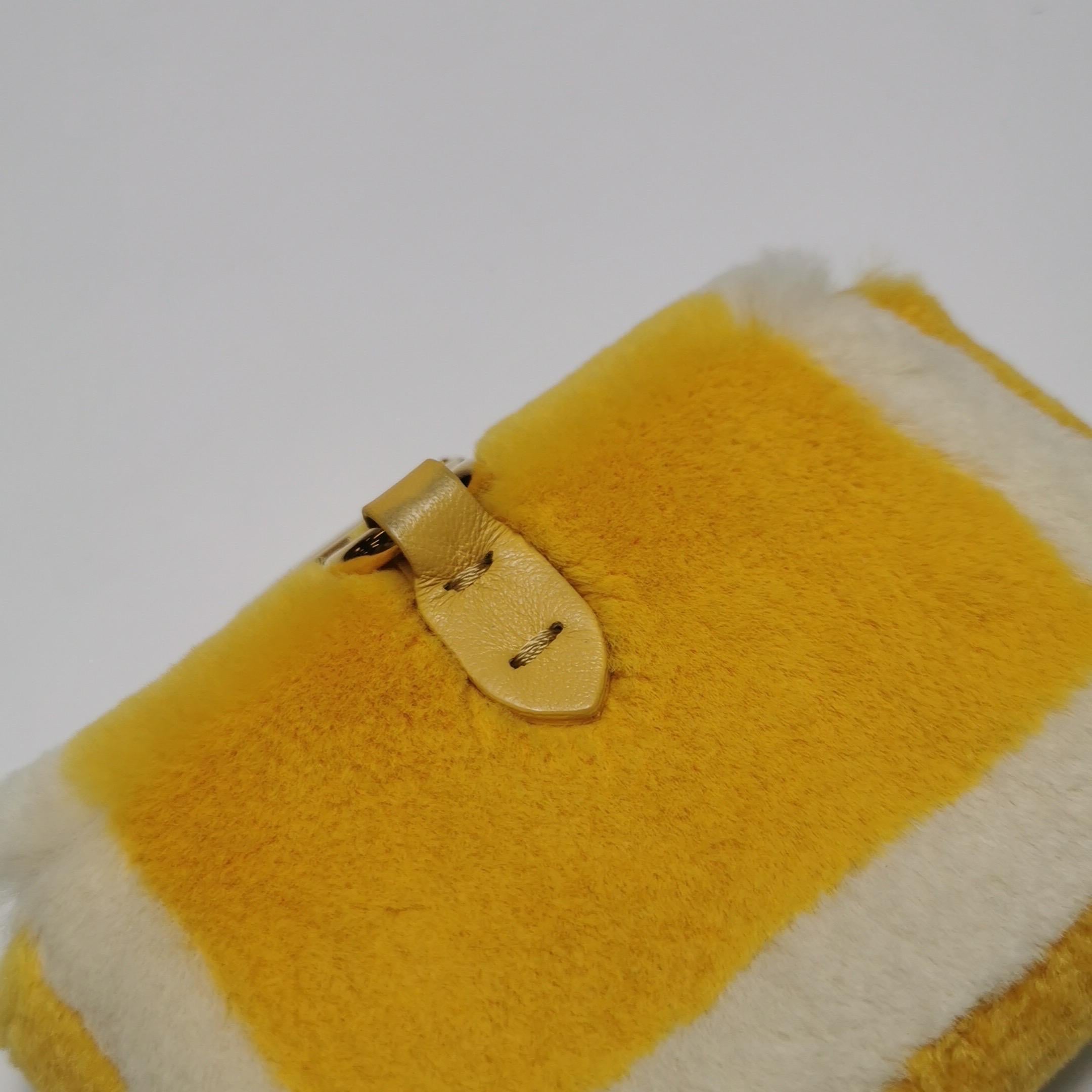 Fendi Nano Baguette Charm jaune fourrure synthétique avec chaîne en vente 7