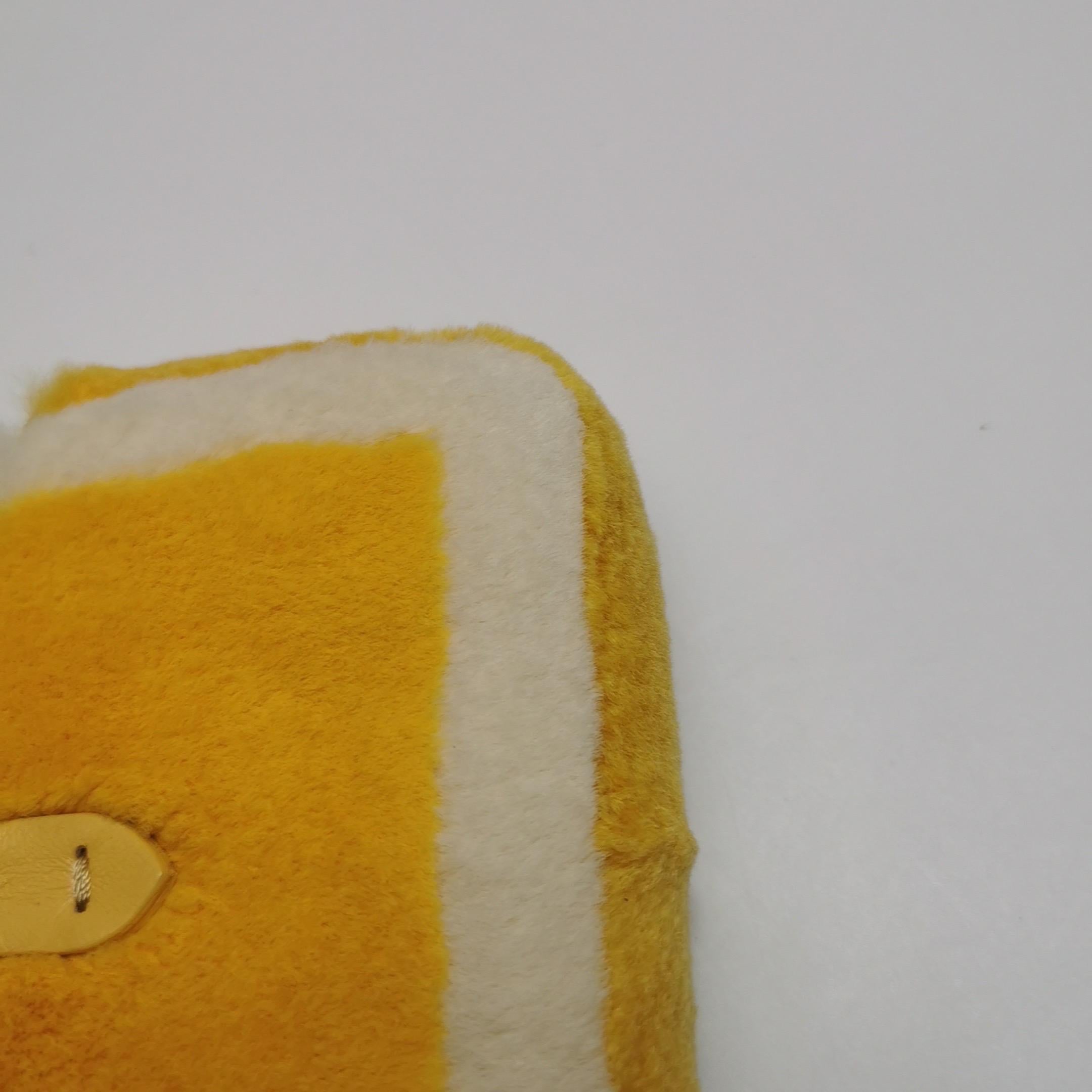 Fendi Nano Baguette Charm jaune fourrure synthétique avec chaîne en vente 9