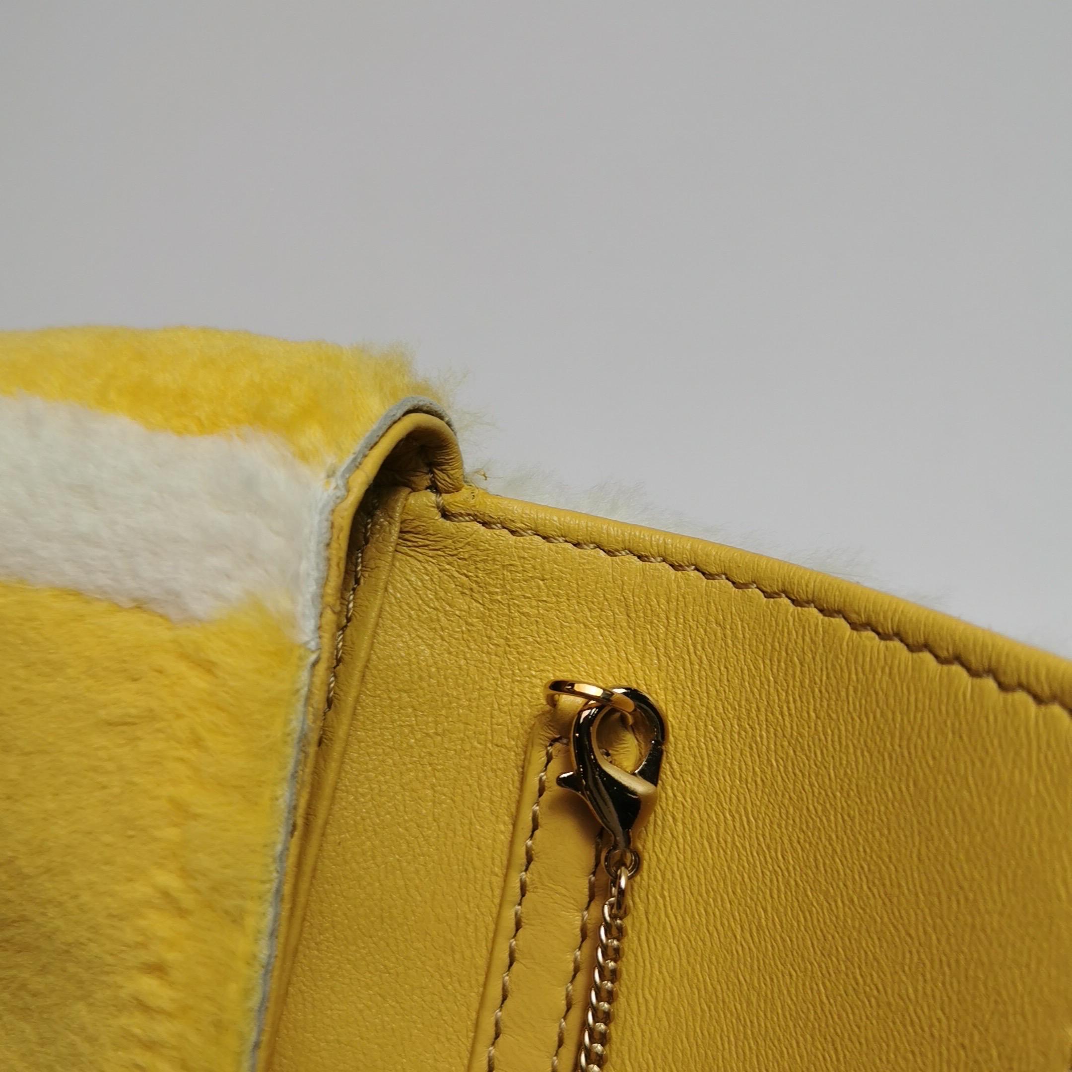 Fendi Nano Baguette Charm jaune fourrure synthétique avec chaîne en vente 10