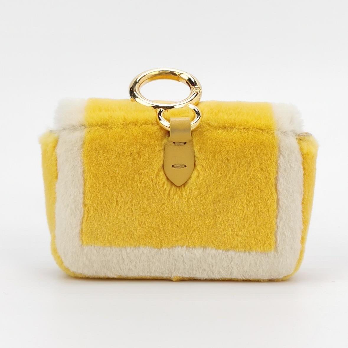 Jaune Fendi Nano Baguette Charm jaune fourrure synthétique avec chaîne en vente