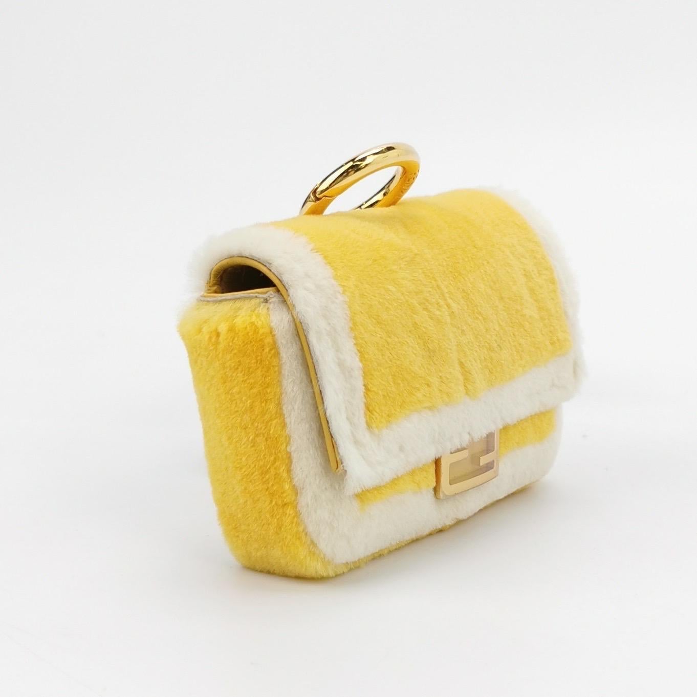 Fendi Nano Baguette Charm jaune fourrure synthétique avec chaîne Excellent état - En vente à AUBERVILLIERS, FR