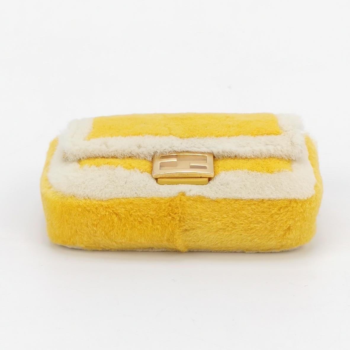 Fendi Nano Baguette Charm jaune fourrure synthétique avec chaîne Pour femmes en vente