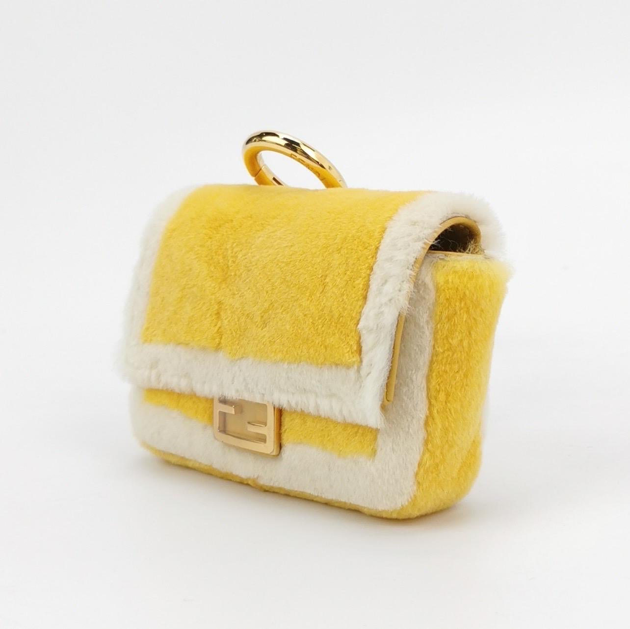Fendi Nano Baguette Charm jaune fourrure synthétique avec chaîne en vente 1