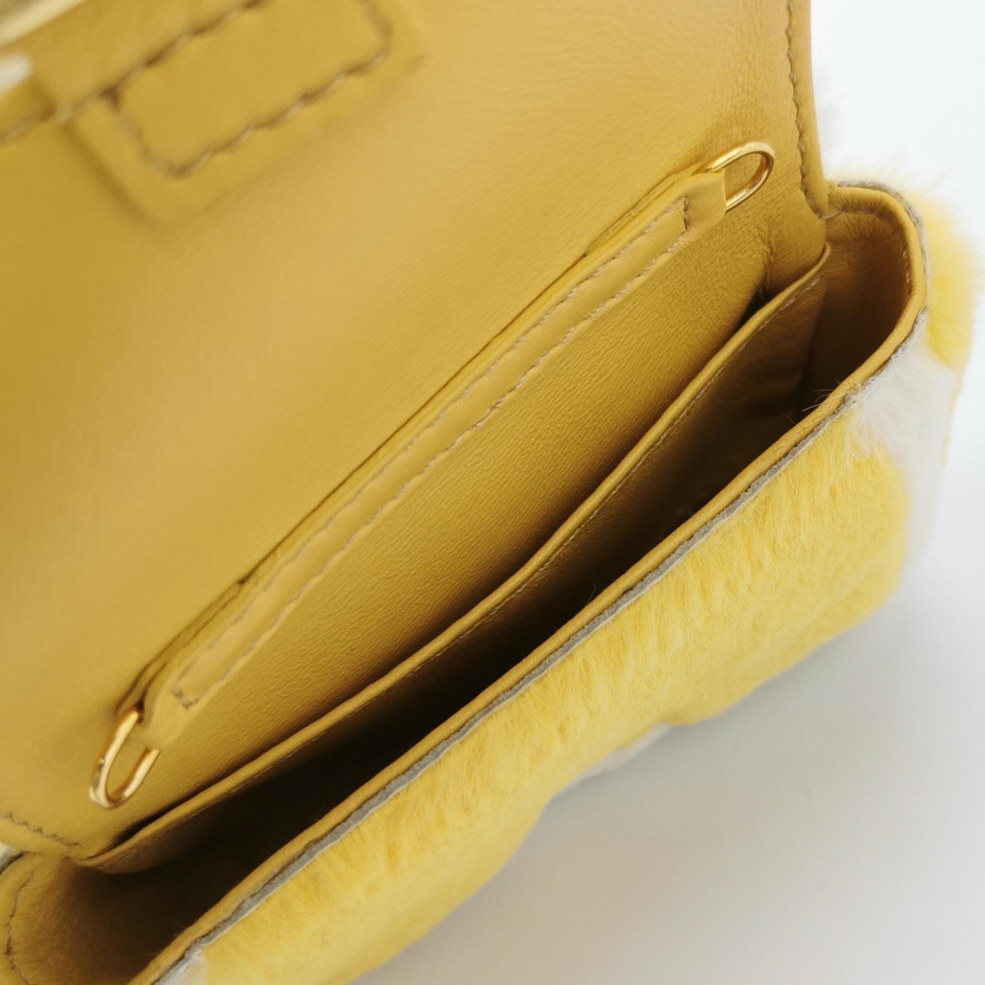 Fendi Nano Baguette Charm jaune fourrure synthétique avec chaîne en vente 4