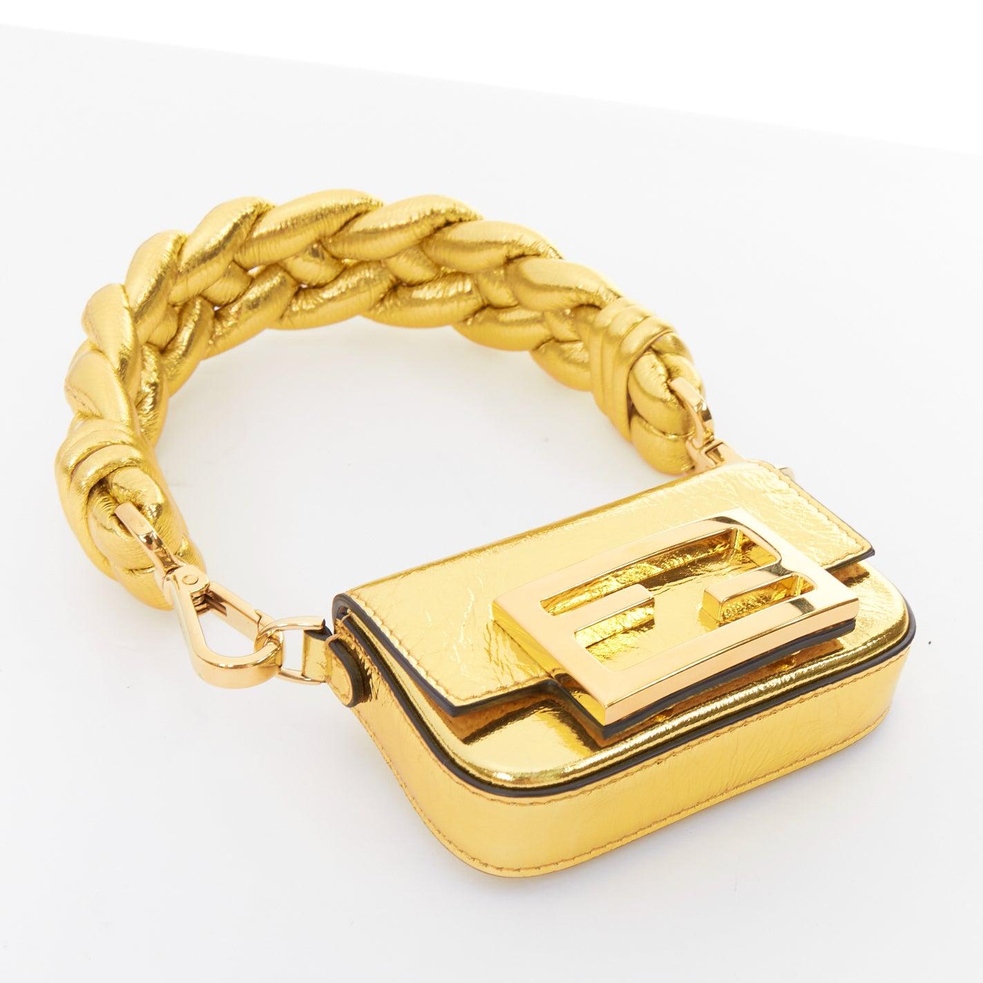 Minibolso FENDI Nano Baguette Maxi Handle oro metálico FF hebilla 1