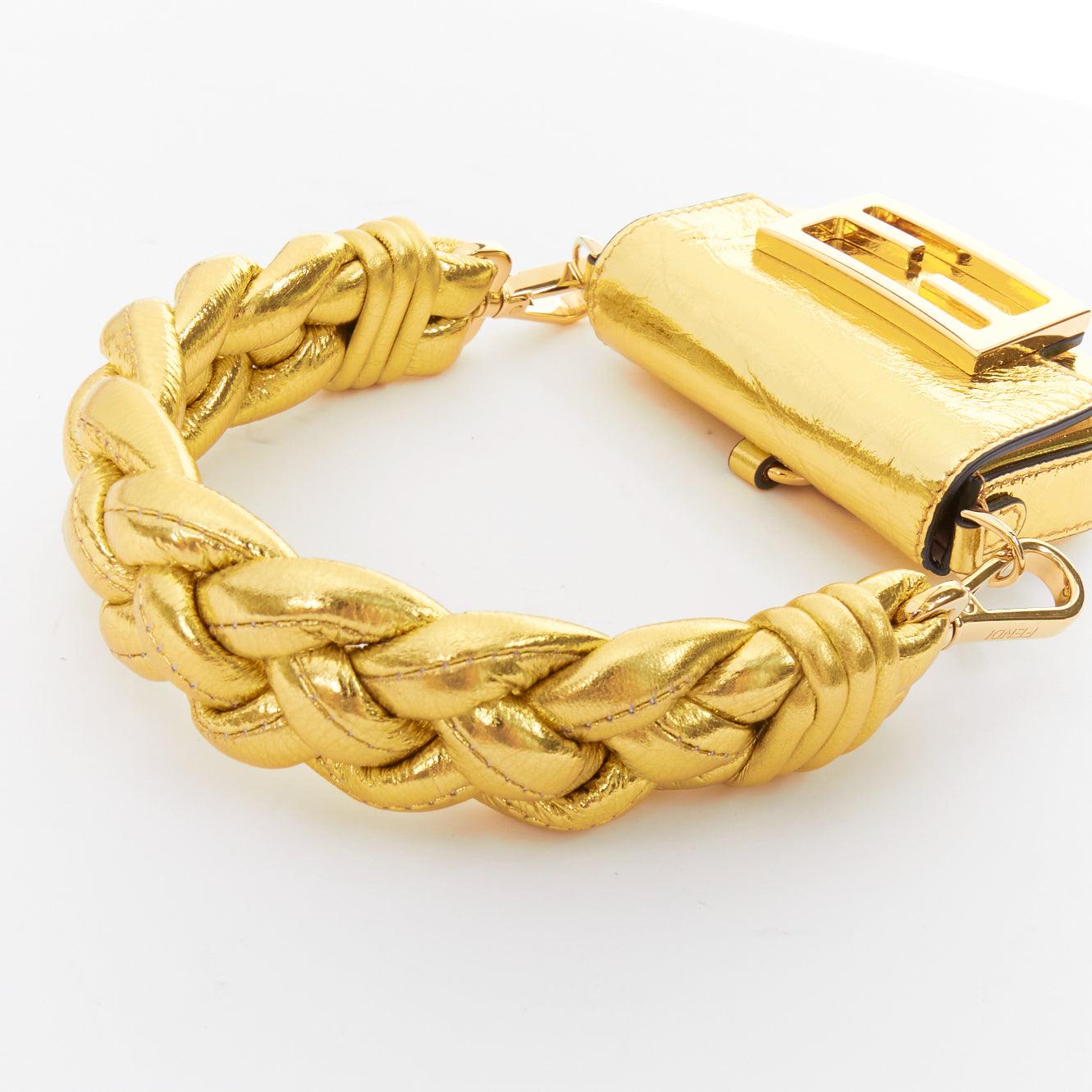 Minibolso FENDI Nano Baguette Maxi Handle oro metálico FF hebilla 2