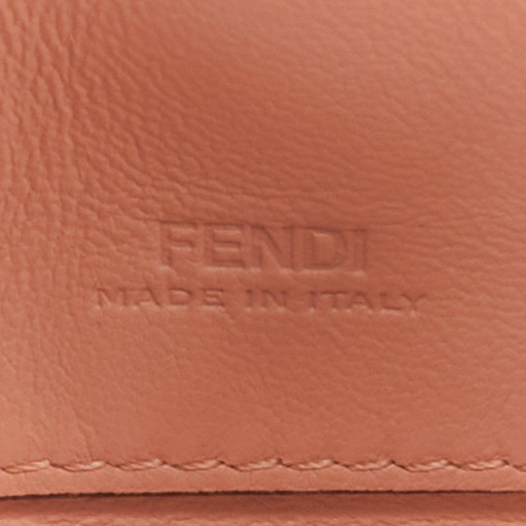 Minibolso FENDI Nano Baguette Maxi Handle oro metálico FF hebilla 4