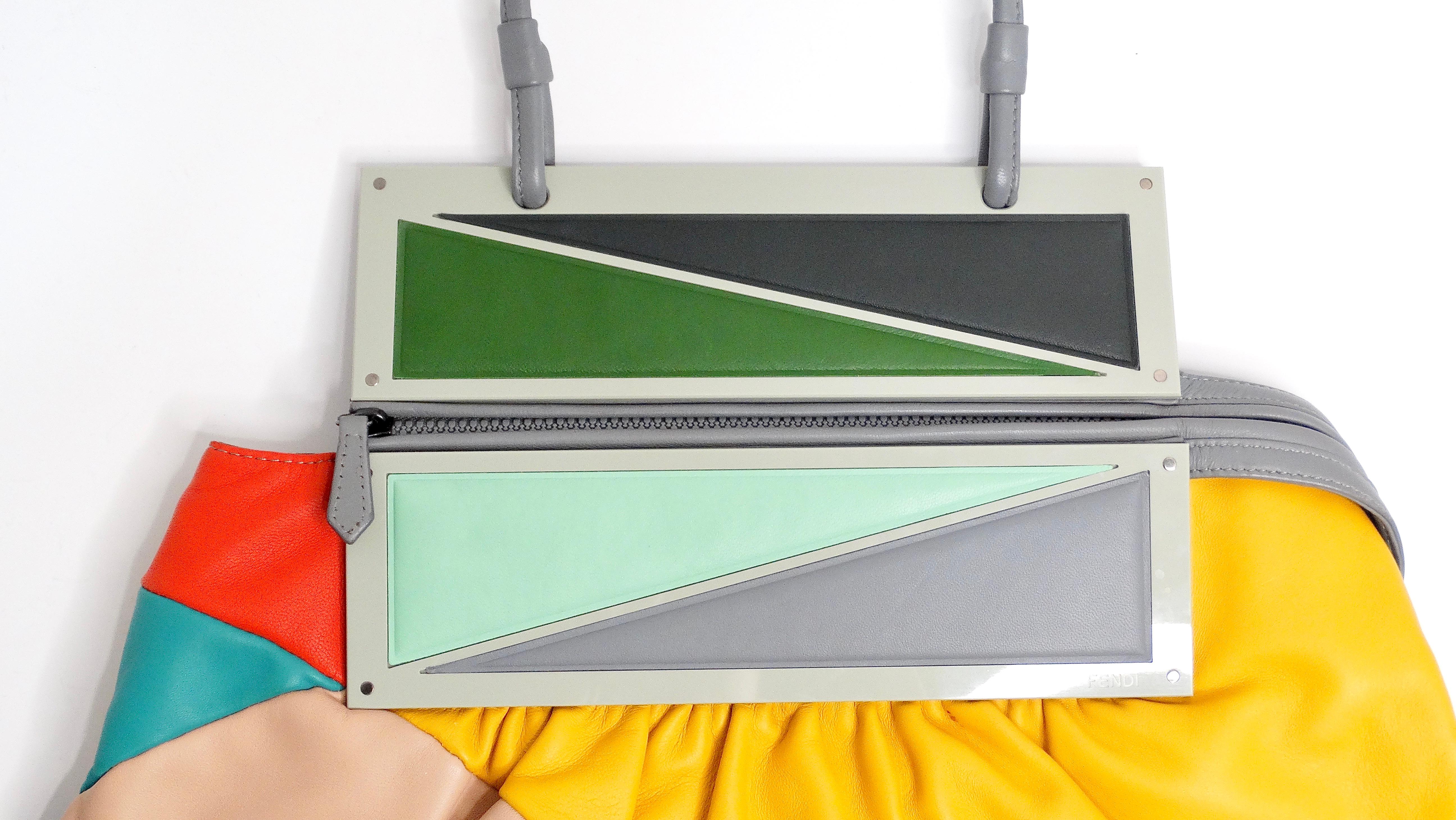 La clutch convertibile Fendi Nappa To You Multicolor è un pezzo audace, pensato per chi apprezza la moda innovativa. Realizzata in lussuosa pelle di nappa, questa pochette presenta una sorprendente combinazione di colori - giallo acceso, verde