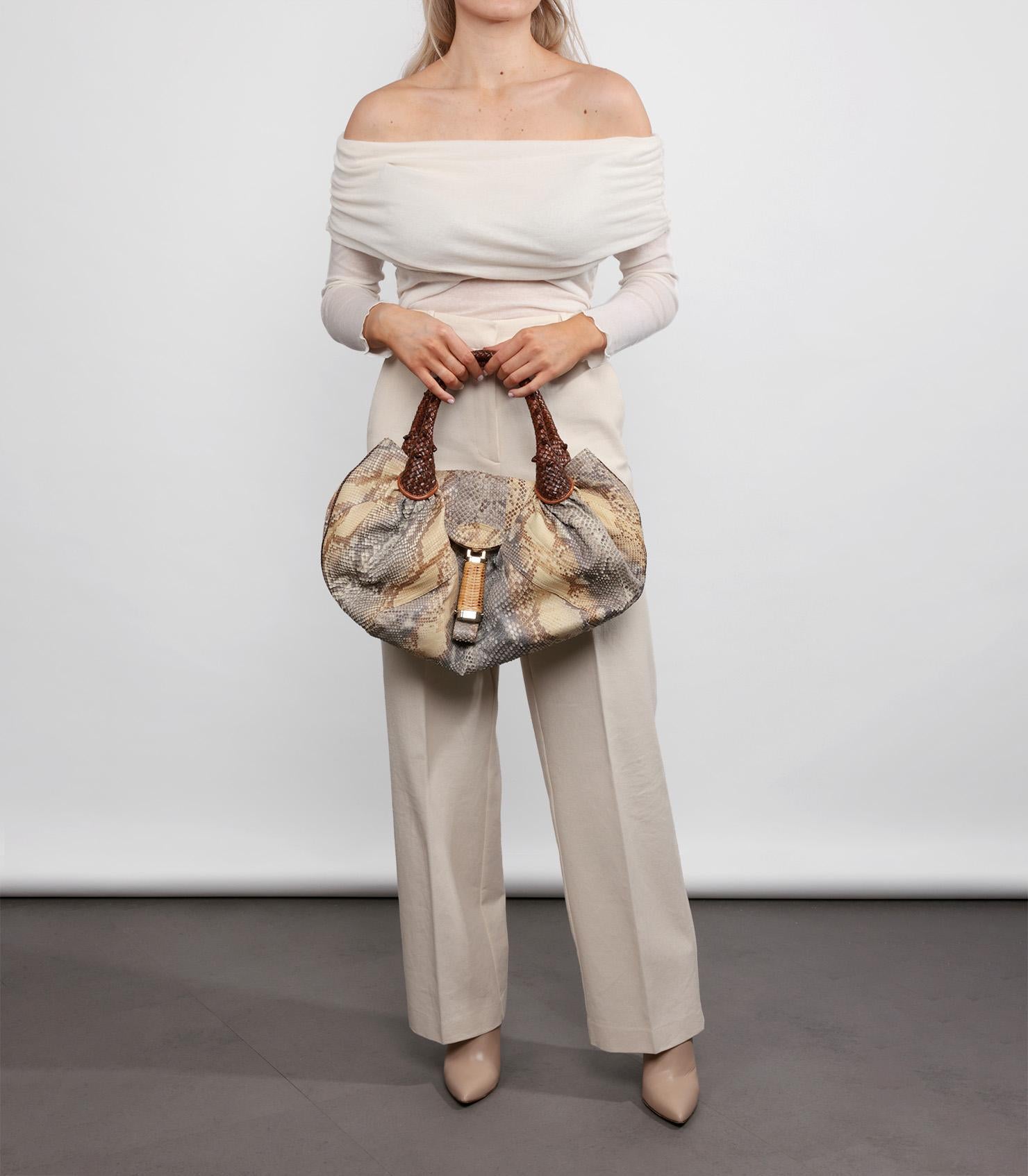 Bolso Spy Vintage Fendi de piel de pitón natural ombre, piel de becerro marrón tejida y mimbre

Marca- Fendi
Model- Bolsa espía
Tipo de producto- Tote
Número de serie- AK*****
Acompañado de- Bolsa guardapolvo Fendi
Color: natural, marrón
Herrajes -