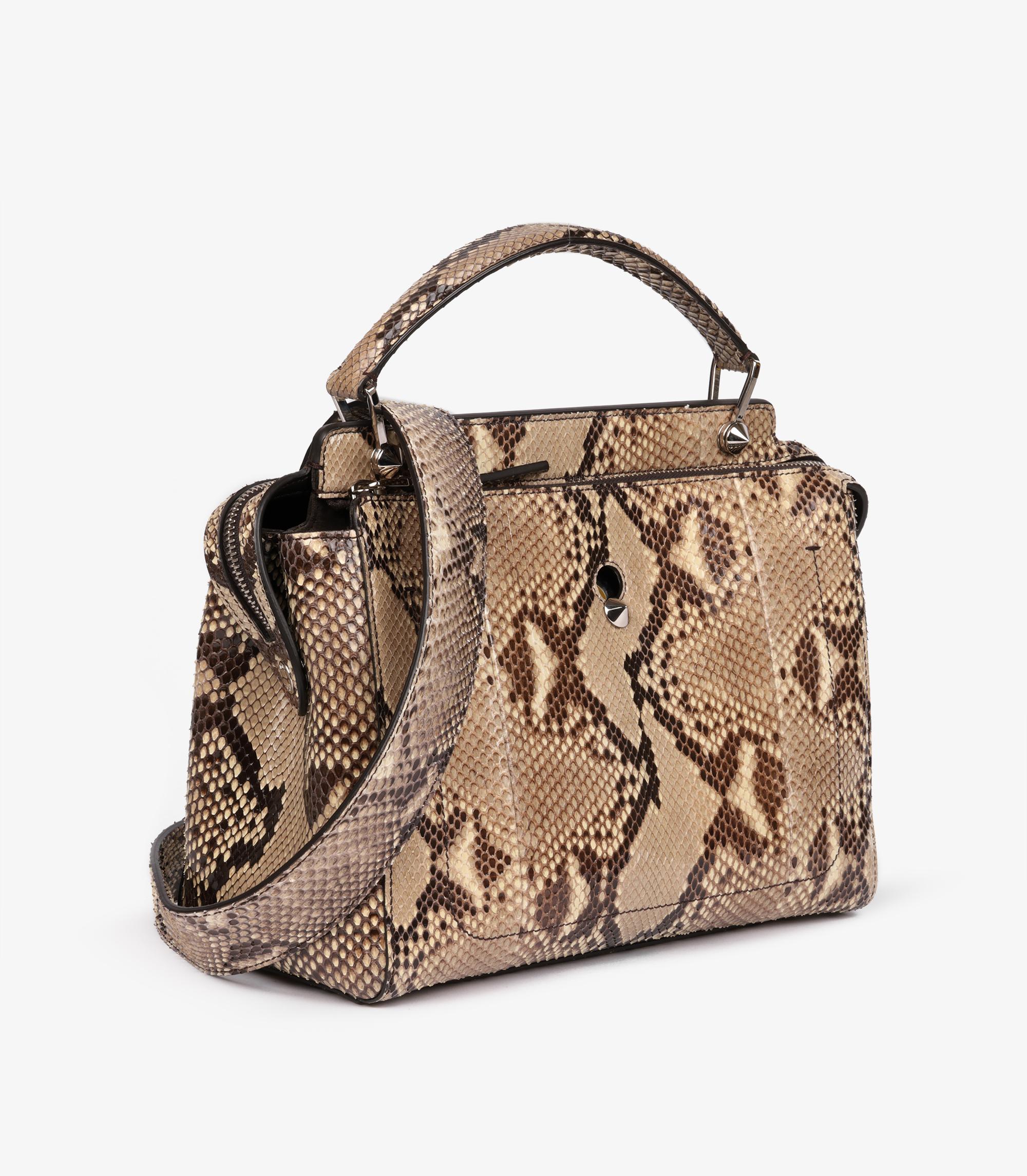 Fendi in pelle di pitone naturale Dotcom

Dettagli del prodotto
Xupes Ref: CB1472
Marchio: Fendi
Model: Dotcom
Tipo: Spalla, Maniglia superiore 
Numero di serie: 2108436
Età: 2017
Accompagnato da: Fendi Dust Bag, tracolla, libretto di manutenzione,