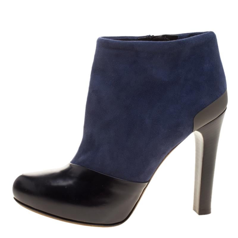 These chic Fendi ankle boots in are not to be missed out on. This comes featuring navy blue suede upper body with glossy black leather at the toes and a stacked heel. A small piece of gunmetal sits at the top of the heels for an edgy detail. And