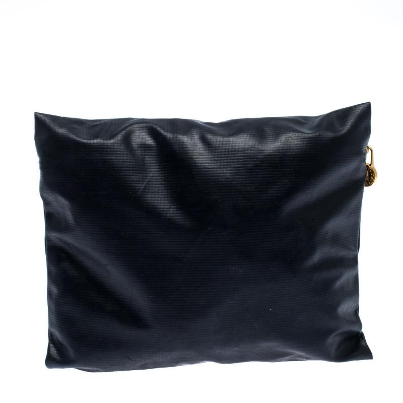 This chic bag from the house of Fendi is a fine blend of style and elegance. Match this classy navy blue bag with your evening clothing for a stylish look.

Includes: The Luxury Closet Packaging

