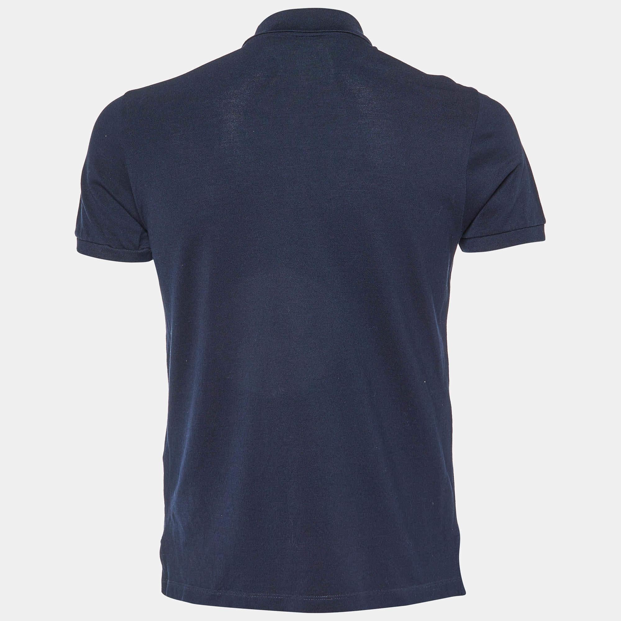 Consigue la comodidad y el estilo casual adecuados con esta camiseta de diseño. Diseñada para ser fiable y duradera, la creación tiene un escote sencillo y detalles de la firma.