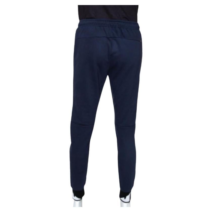 Fendi bringt Ihnen diese marineblaue Kreation aus einer Baumwollmischung, die Ihnen Komfort und Stil bietet. Sie ist mit einem Monsteraugenbündchen, einem Kordelzug und Taschen ausgestattet. Dieses Paar Trainingshosen wird sicherlich ein